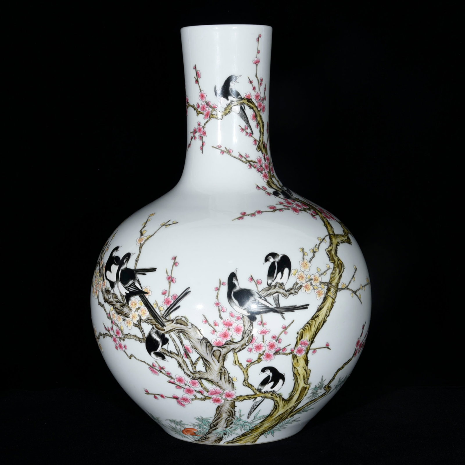 A Huge Enamel Flower and Bird Pattern Vase: A Huge Enamel Flower and Bird Pattern Vase,Qing Dynasty,China,Qianlong Six-character Mark,Size:18.9inx13.4in 珐琅彩花鸟纹瓶中国清代,&#
