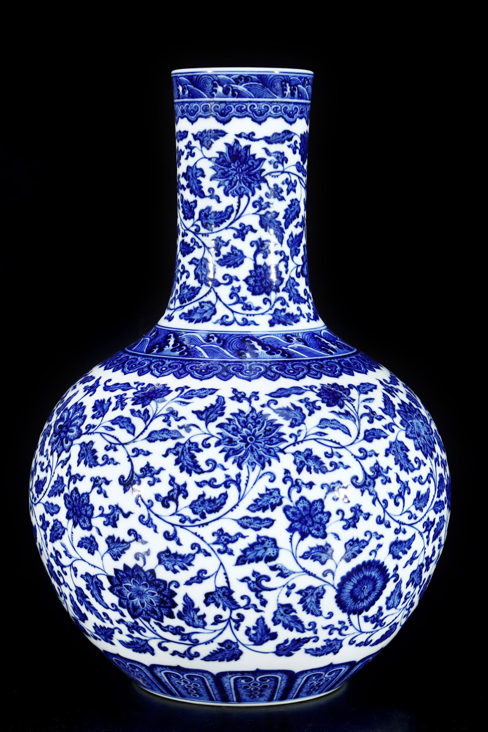 An Exquisite Blue and White Lotus Pattern Vase: An Exquisite Blue and White Lotus Pattern Vase,Qing Dynasty,China,Qianlong Six-character Mark,Size:15inx9.8in 青花缠枝莲纹瓶,中国清代,