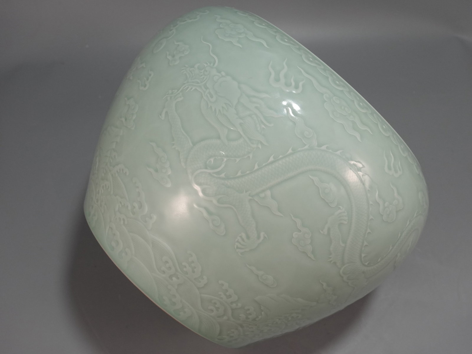 A Rare Celadon Glazed Auspicious Cloud and Dragon Pattern Vat - 7