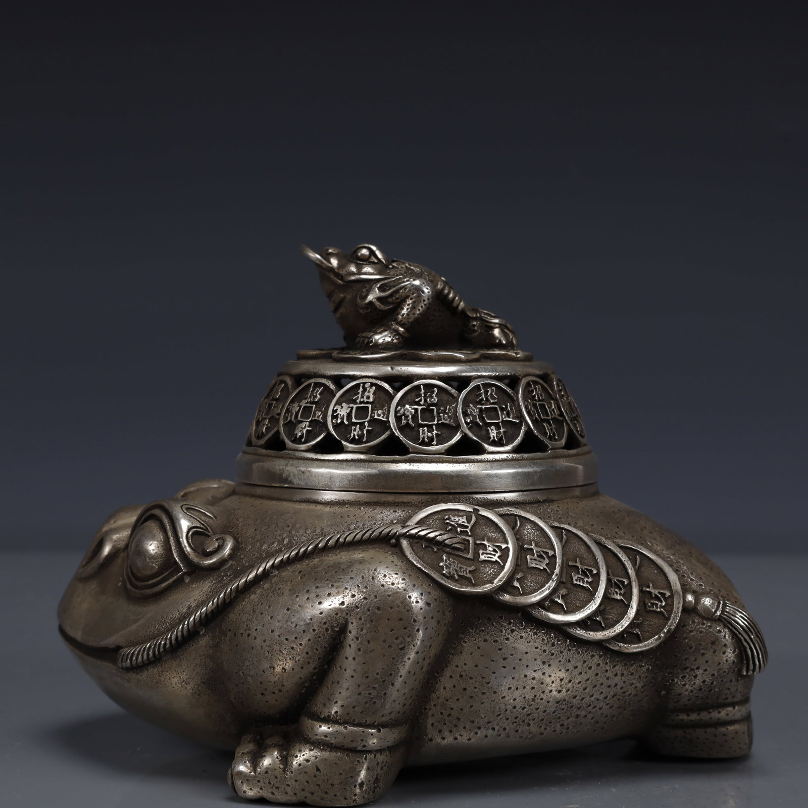 An Exquisite Silver-Plated Bronze Golden Toad Censer: An Exquisite Silver-Plated Bronze Golden Toad Censer,Qing Dynasty, China,Qianlong Four-character Mark,Size:4.7inx6.3inx4.3in,Weight:750g 铜镀银金蟾香炉,ߑ