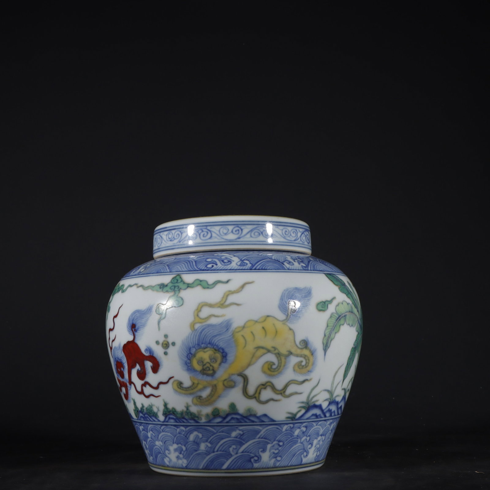 An Exquisite Doucai Lion Pattern Jar - 2