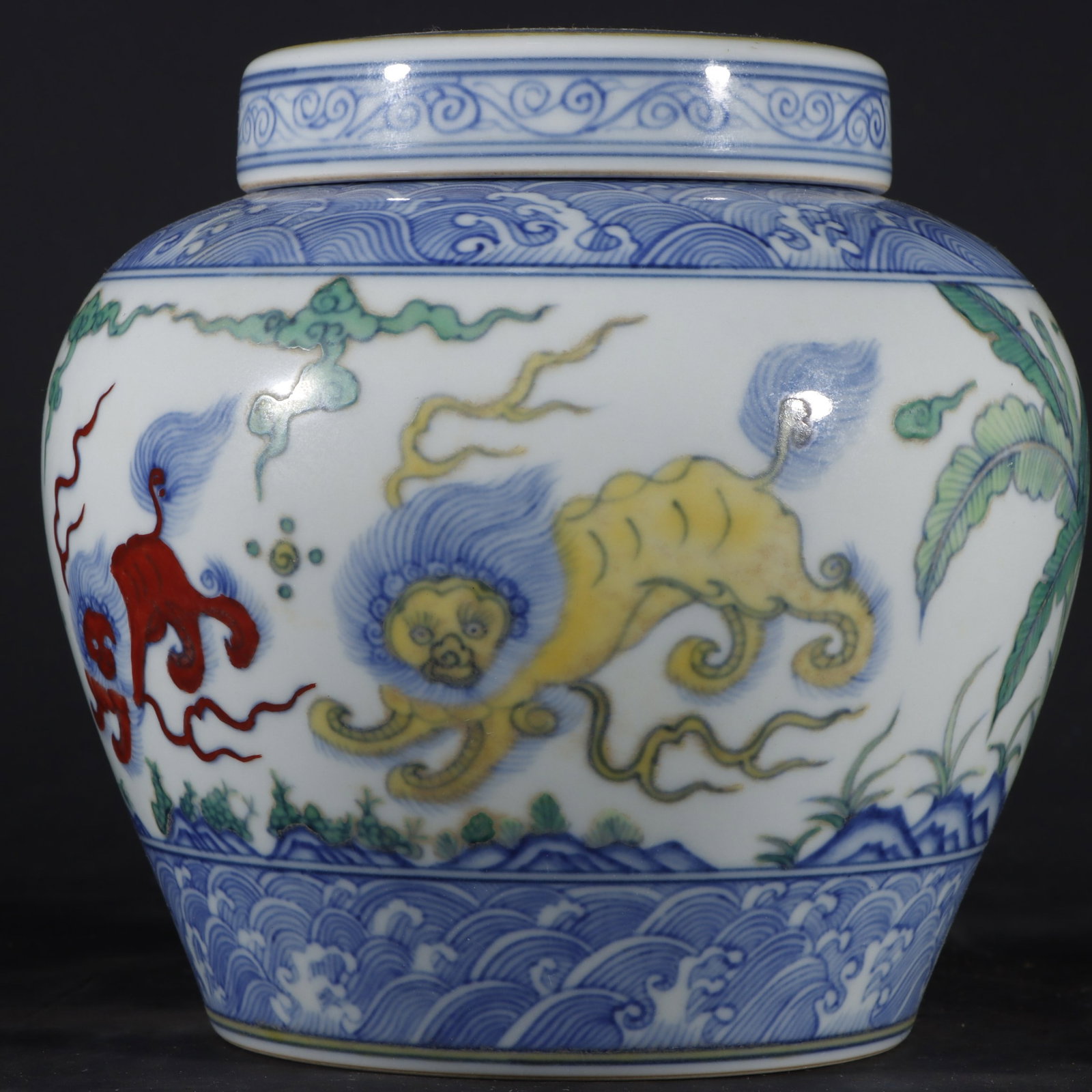 An Exquisite Doucai Lion Pattern Jar - 4