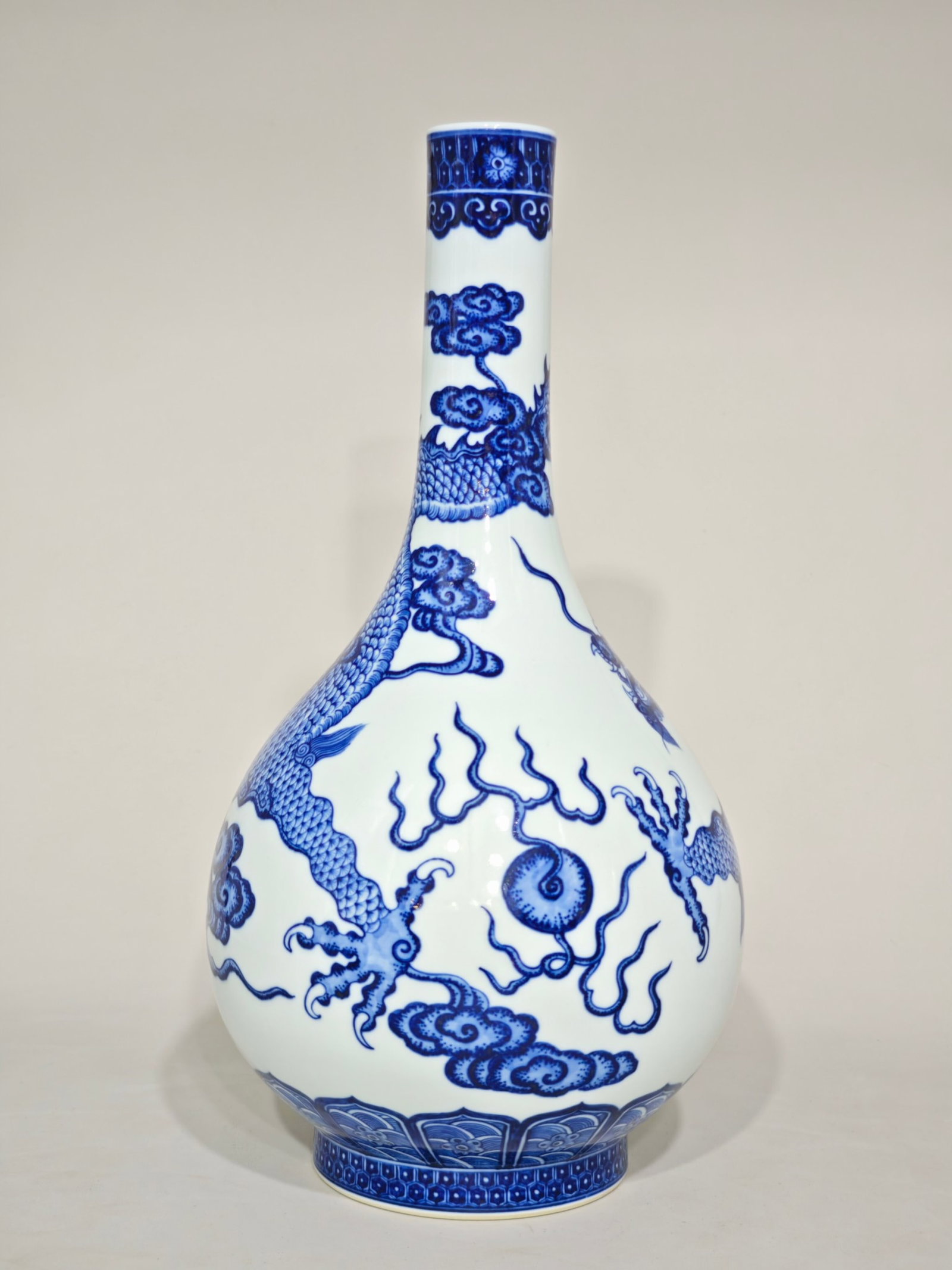 A Huge Blue and White Dragon Pattern Vase - 2