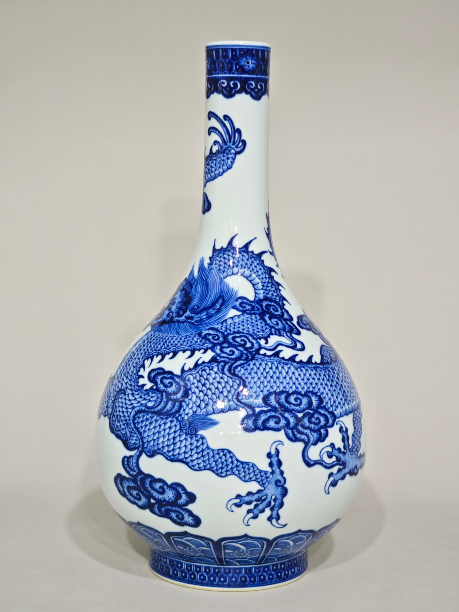 A Huge Blue and White Dragon Pattern Vase - 3