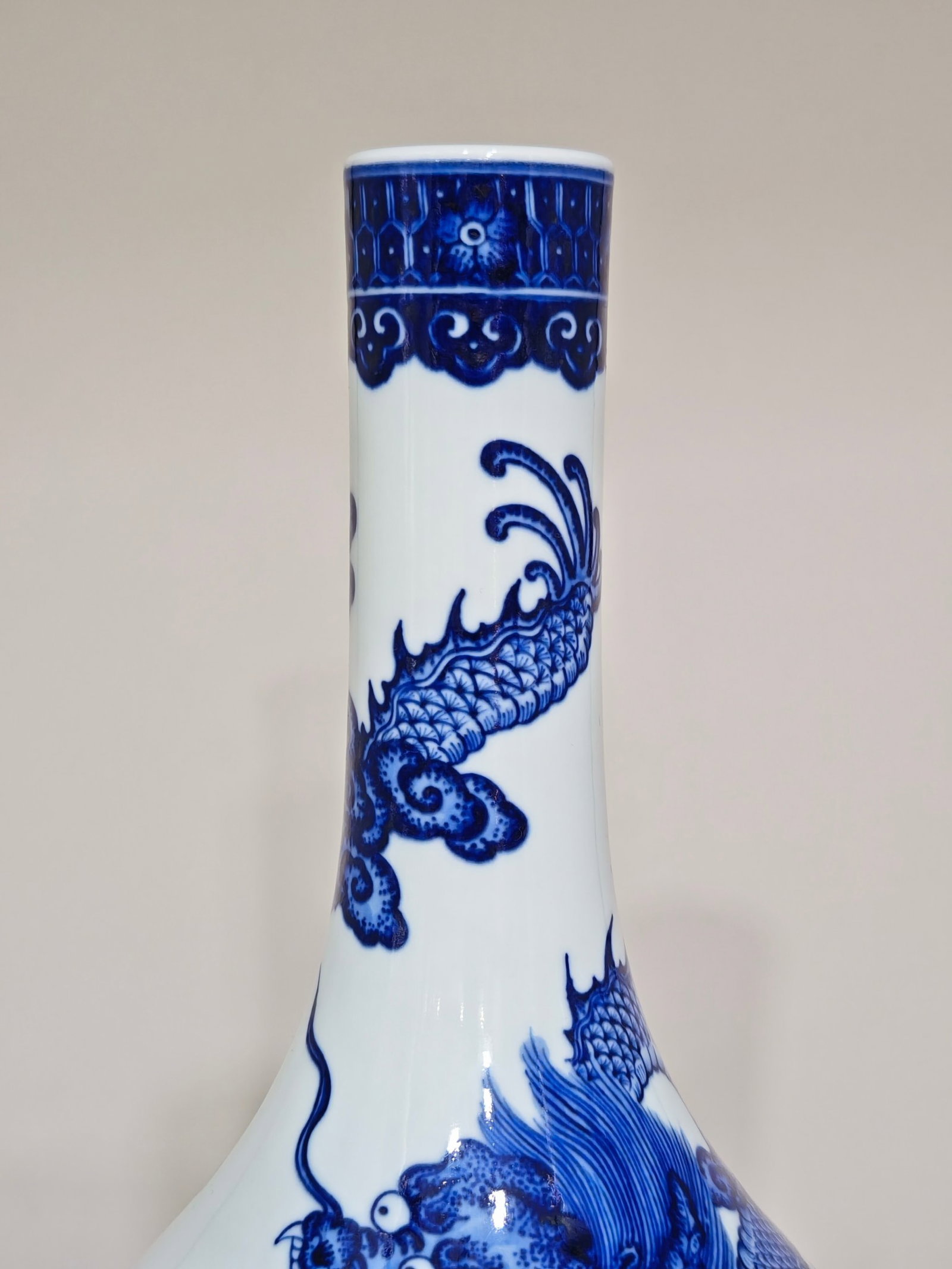 A Huge Blue and White Dragon Pattern Vase - 4