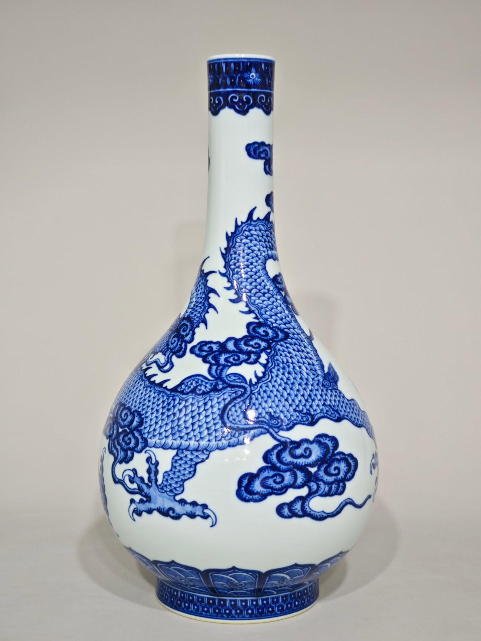 A Huge Blue and White Dragon Pattern Vase - 7