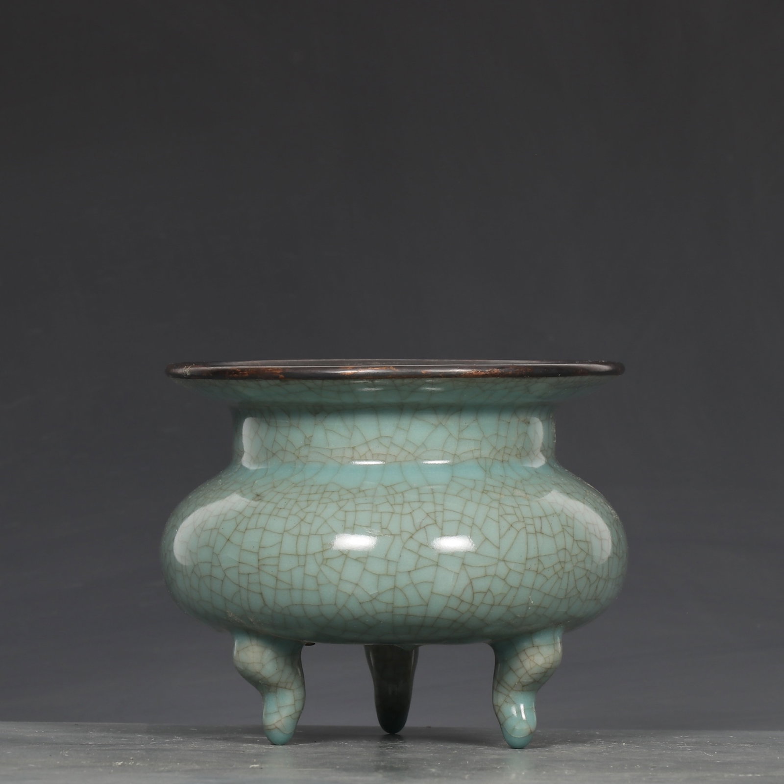 An Exquisite Ru yao Sky Blue Glazed Cover with Silver Tripod Censer: An Exquisite Ru yao Sky Blue Glazed Cover with Silver Tripod Censer,Song Dynasty,China,With Mark,Size:4.4inx5.3in 汝窑天青釉银口三足香ୀ