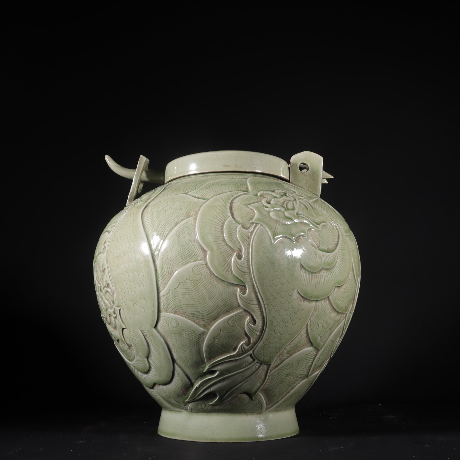 An Exquisite Yue yao Celadon Dragon Pattern Jar: An Exquisite Yue yao Celadon Dragon Pattern Jar,Tang Dynasty,China,Size:11.6inx11in 越窑青瓷龙纹罐,中国唐代