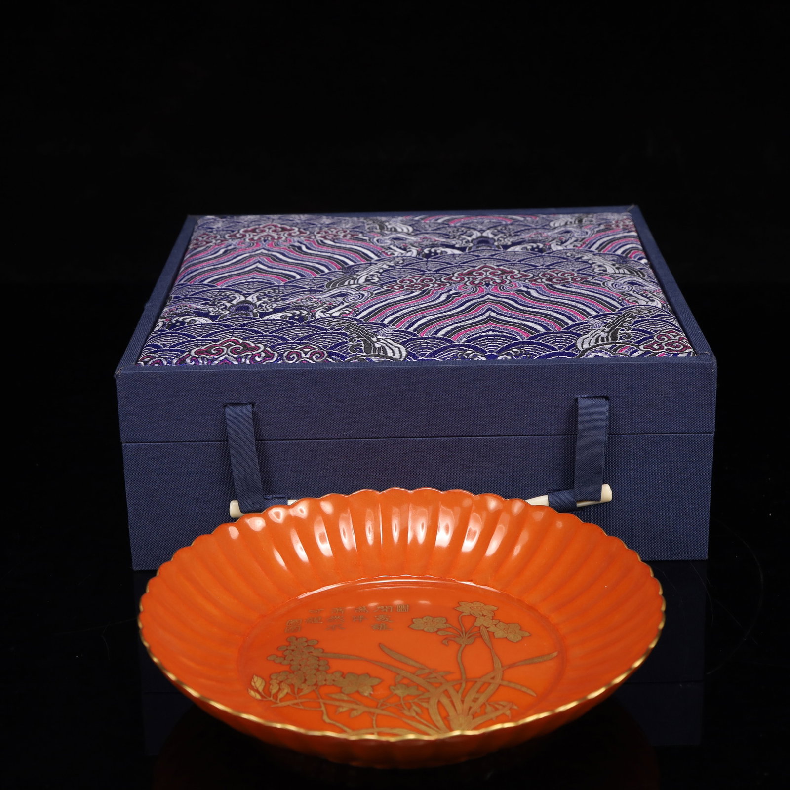 An Exquisite Red Glazed Painted Gold Flower Pattern Plate,With Poem: An Exquisite Red Glazed Painted Gold Flower Pattern Plate,With Poem,Qing Dynasty, China,Qianlong Six-character Mark,Size:5.9inx9.8inx1.2in 红釉描金花卉纹İ