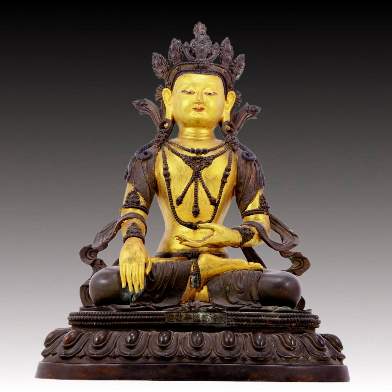 A solemn gilt bronze statue of Bodhisattva (1 of 9)