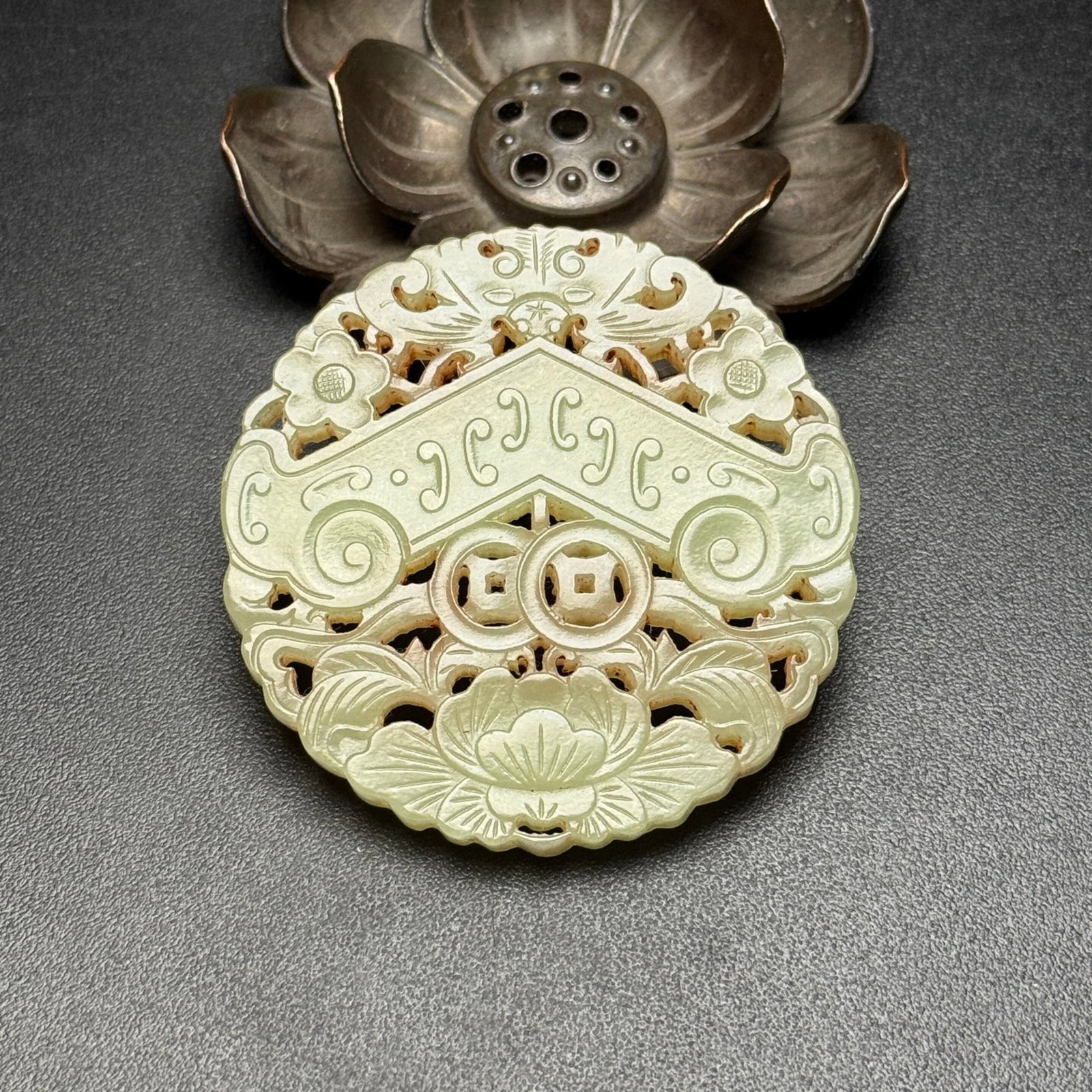 An Exquisite White Jade Flower Pattern Pendant: An Exquisite White Jade Flower Pattern Pendant,Qing Dynasty,China,Size:2.1inx0.2in,Weight:29g 白玉花卉纹佩,中国清代