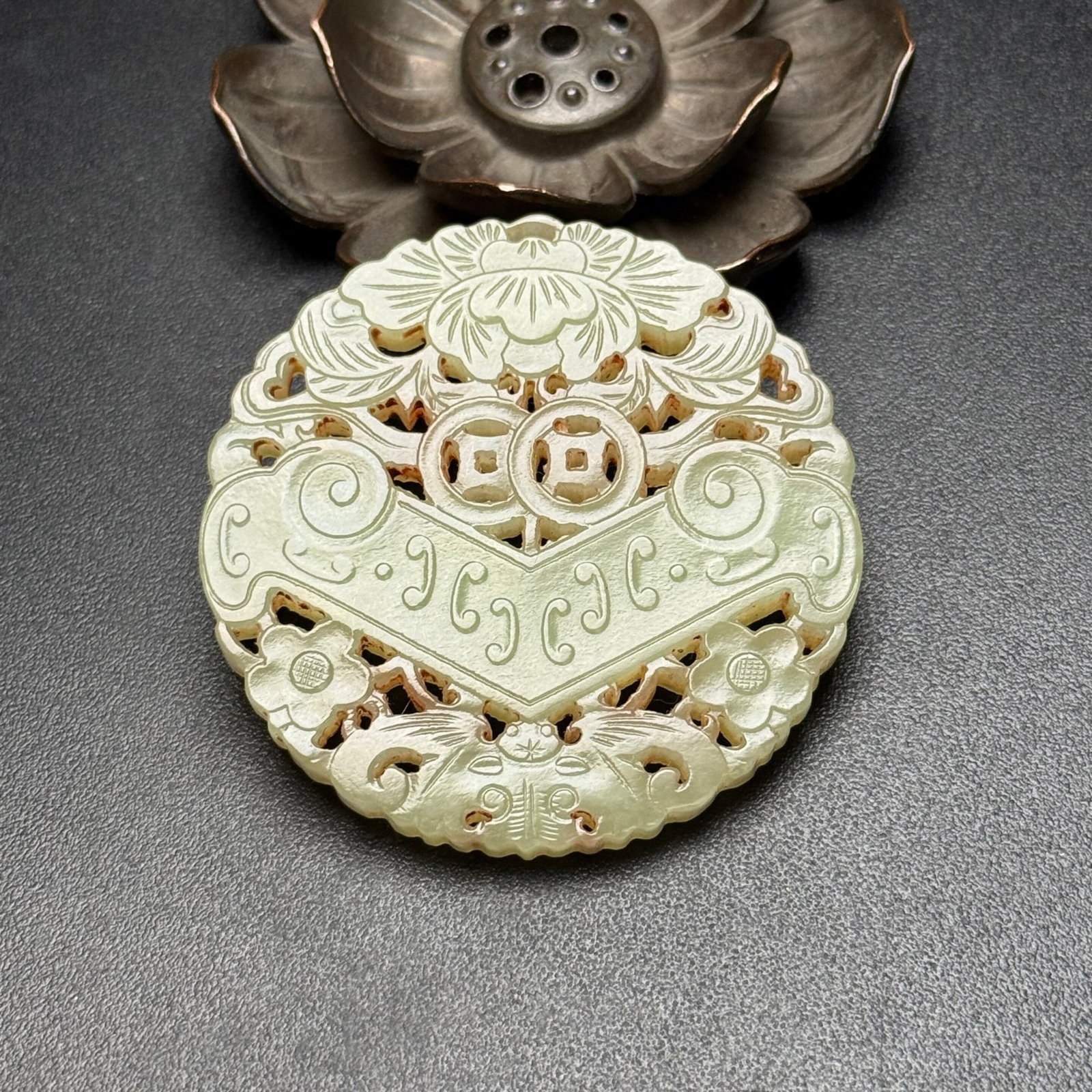 An Exquisite White Jade Flower Pattern Pendant - 2