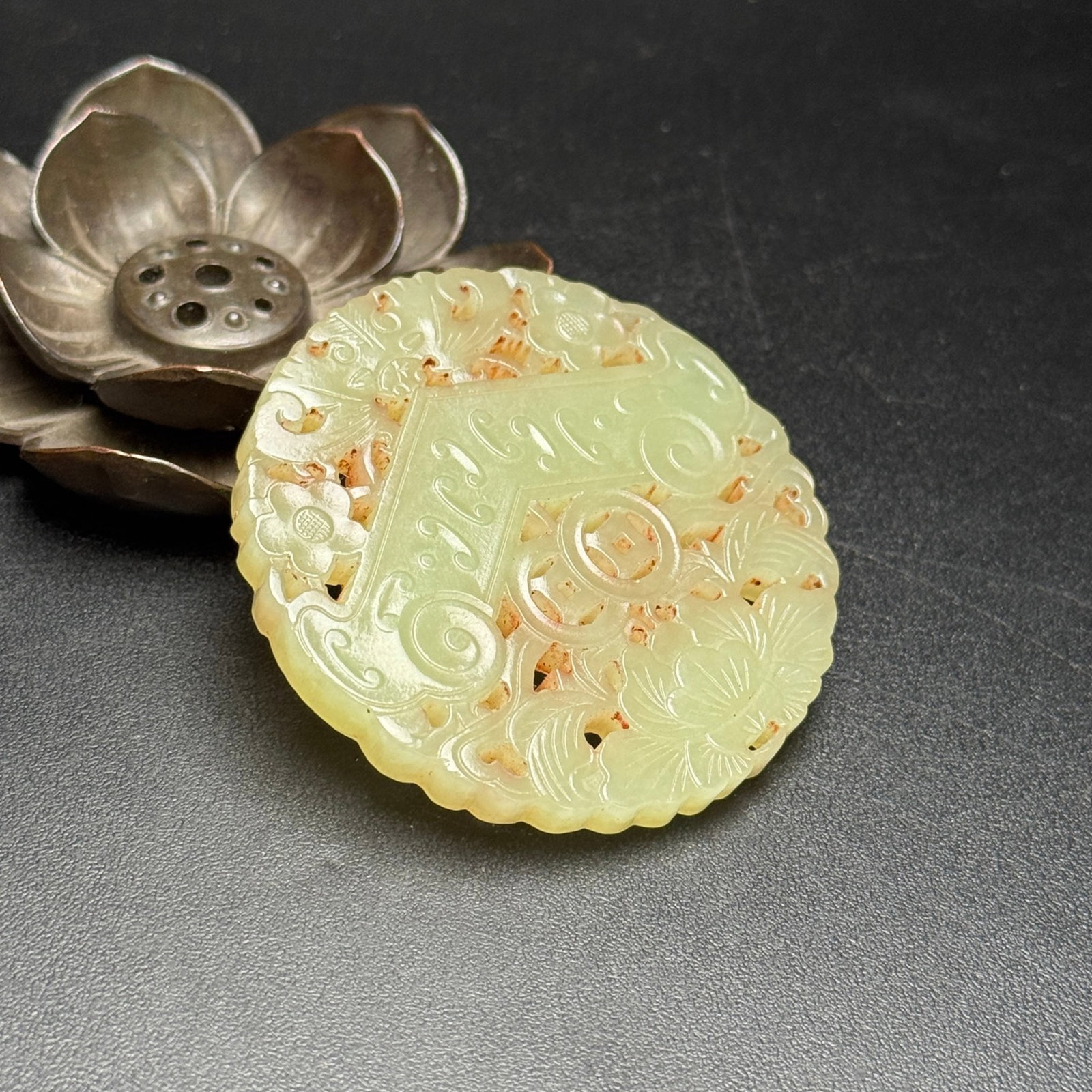 An Exquisite White Jade Flower Pattern Pendant - 3