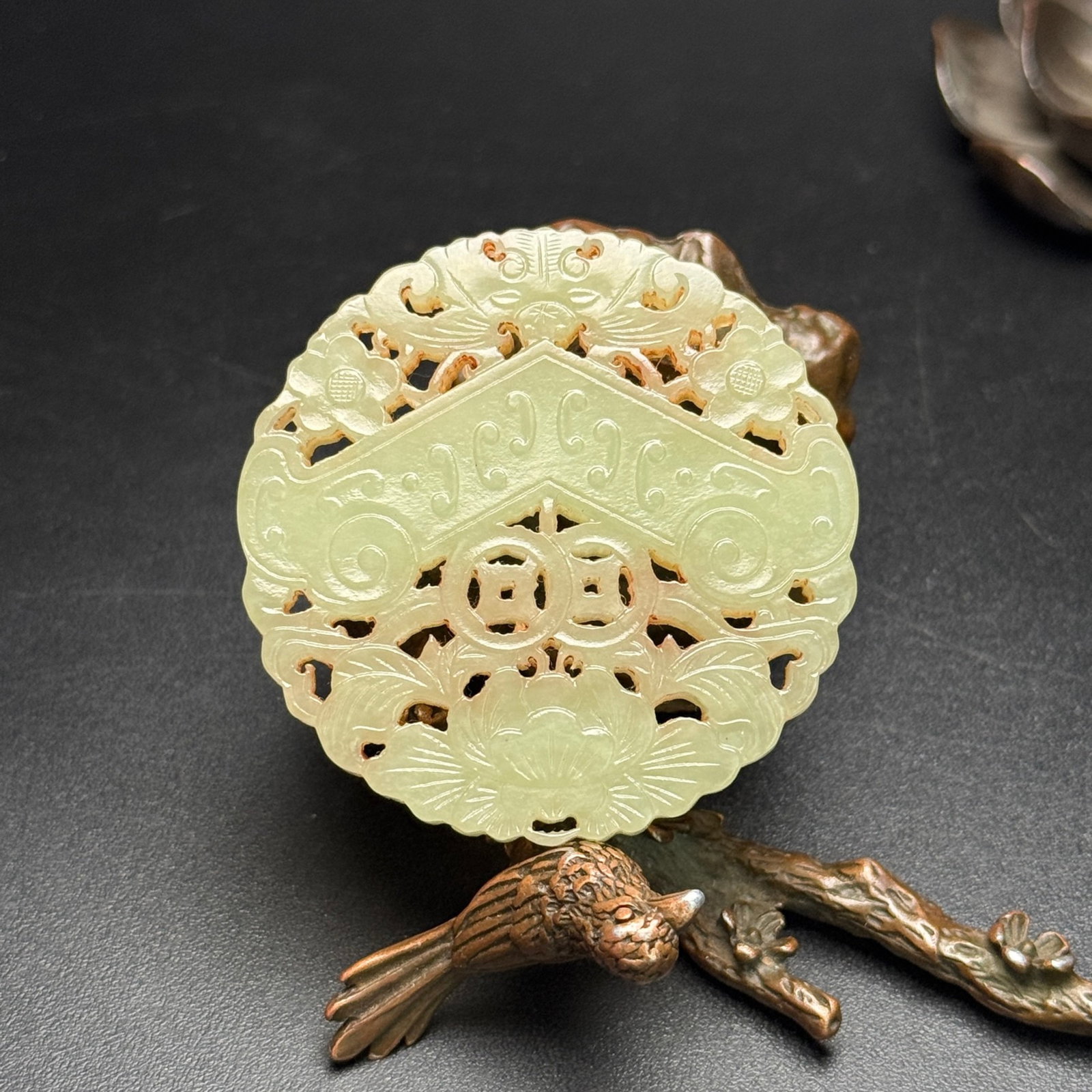 An Exquisite White Jade Flower Pattern Pendant - 7