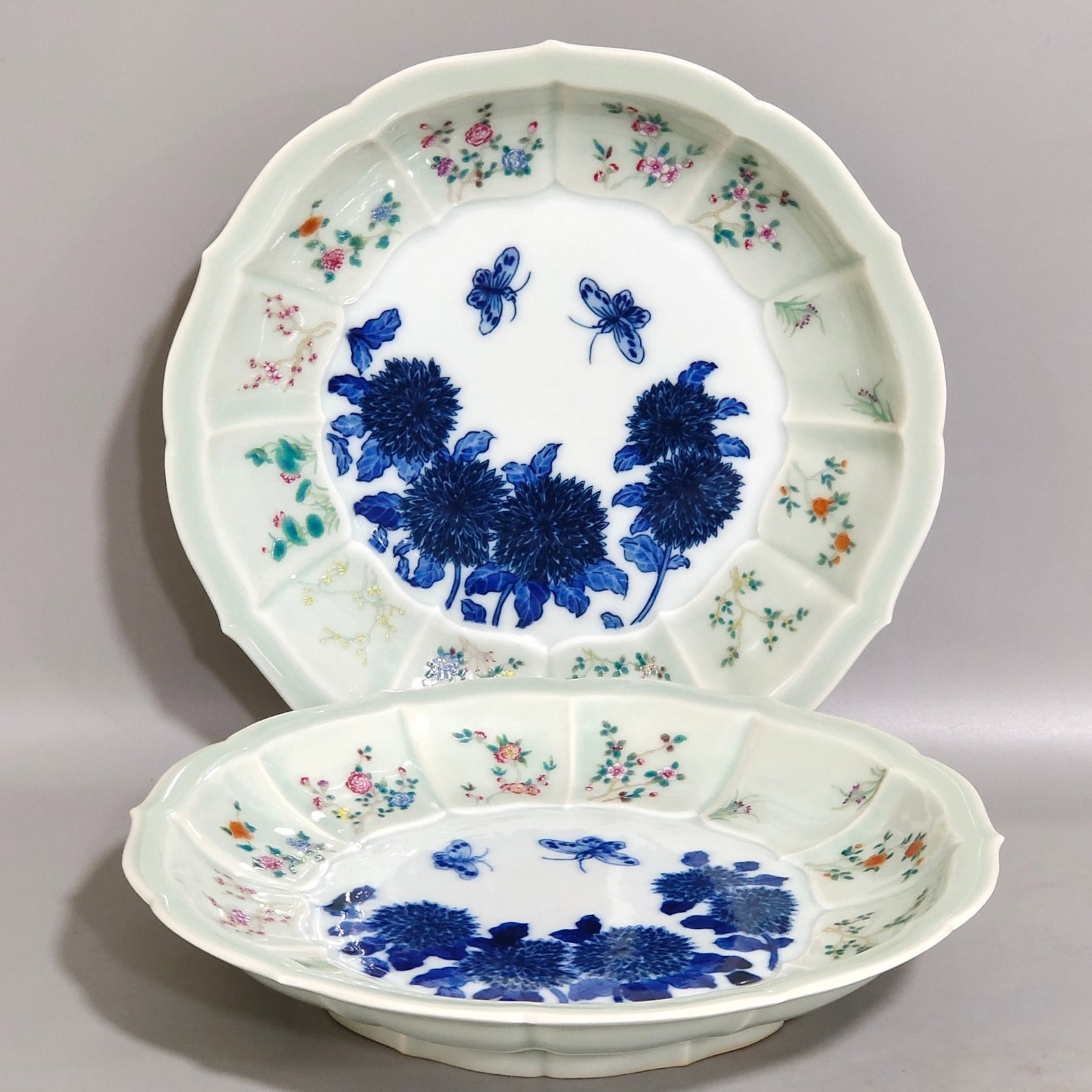 A Pair of Exquisite Blue and White Famille-Rose Flower and Butterfly Pattern Plates: A Pair of Exquisite Blue and White Famille-Rose Flower and Butterfly Pattern Plates,Qing Dynasty,China,Qianlong Six-character Mark,Size:1.4inx7.7in 一对青花粉彩!