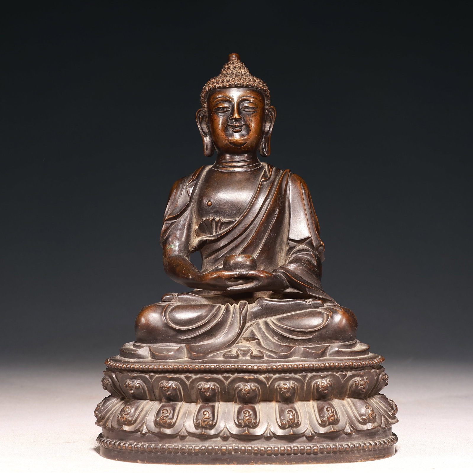 A Solemn Bronze Statue of Sakyamuni: A Solemn Bronze Statue of Sakyamuni,Qing Dynasty,China,Size:6.7inx4.7inx9.4in,Weight:3150g 铜释迦摩尼像,中国清代