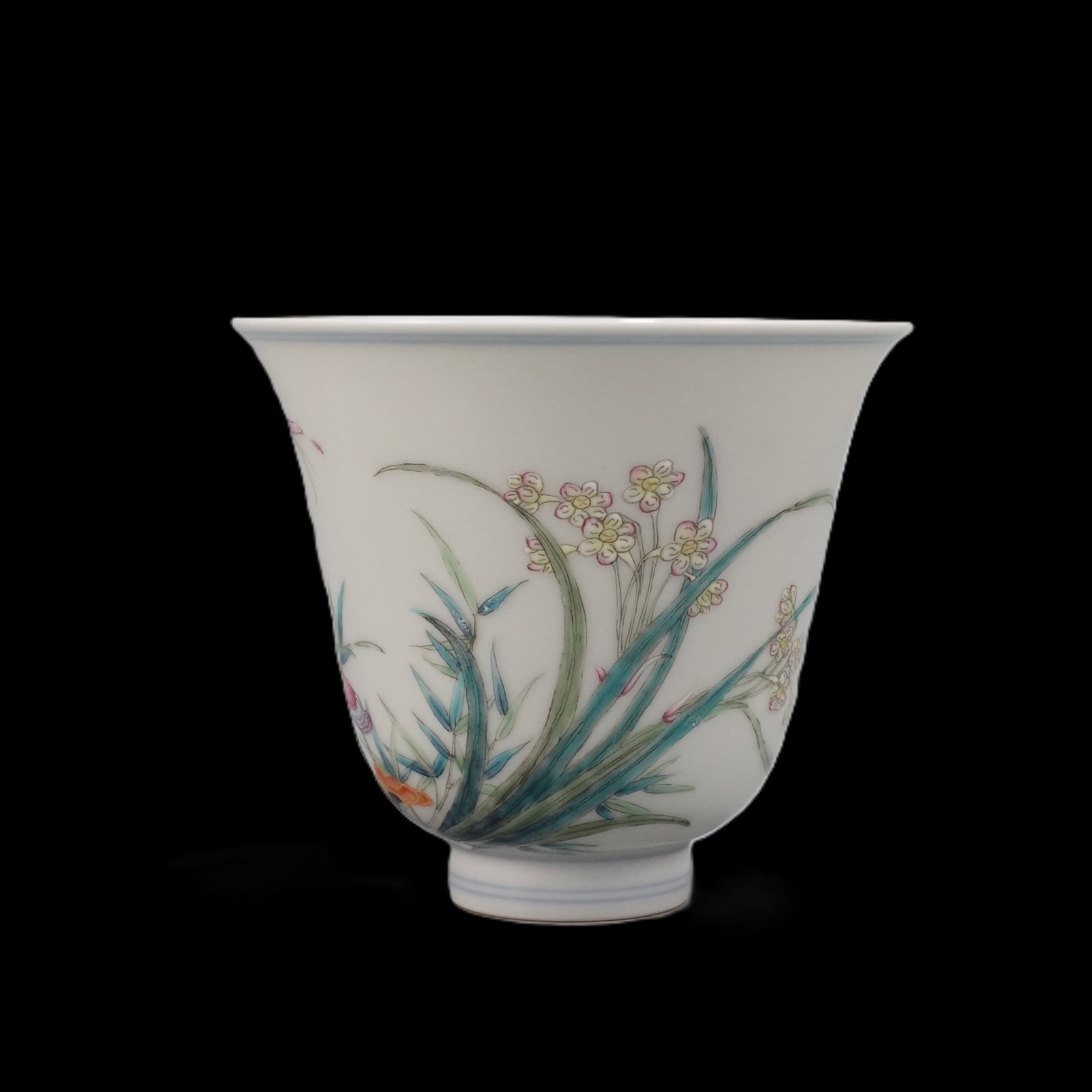 An Exquisite Famille-Rose Flower and Butterfly Pattern Cup: An Exquisite Famille-Rose Flower and Butterfly Pattern Cup,Qing Dynasty,China,Yongzheng Four-character Mark,Size:3.1inx3.6in 粉彩花卉蝴蝶纹杯子,&#