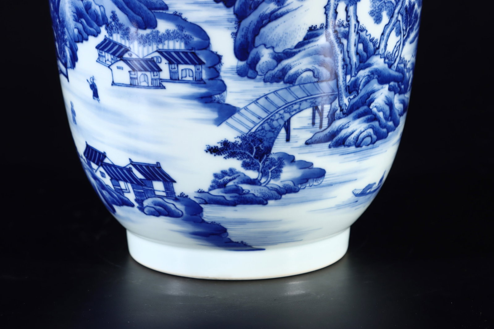 A Huge Blue and White Landscape Pattern Vase - 7