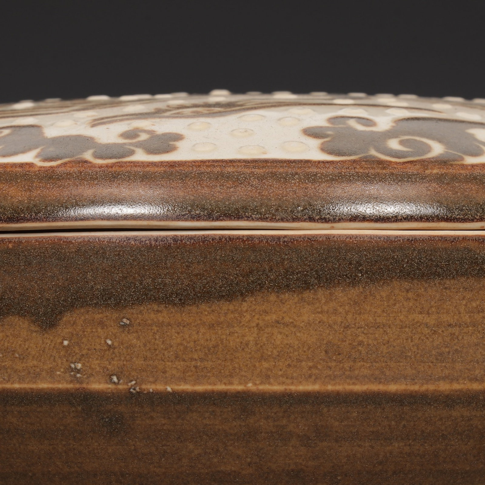 An Exquisite Ding yao Brown Glazed Auspicious Cloud and Phoenix Pattern Box - 3
