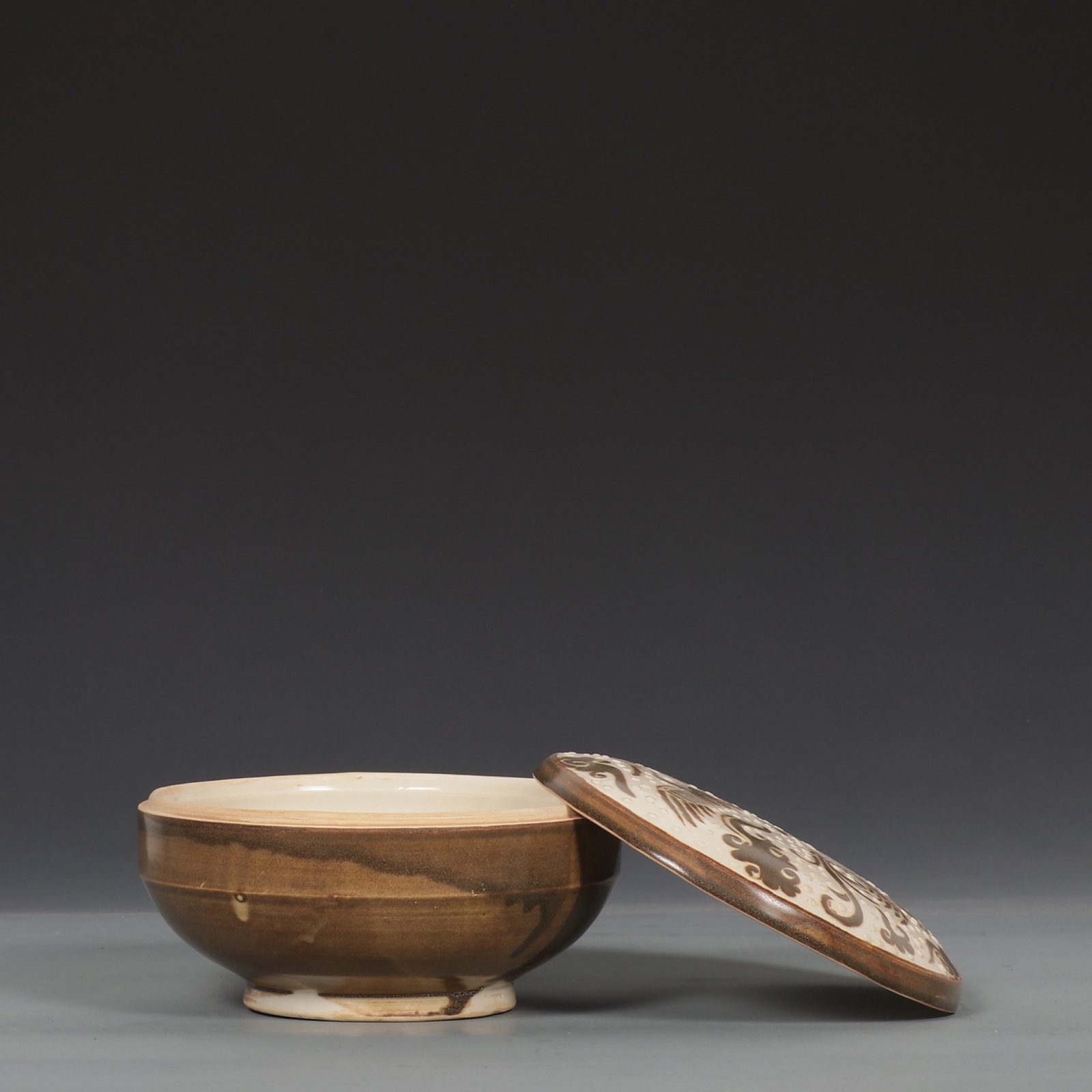 An Exquisite Ding yao Brown Glazed Auspicious Cloud and Phoenix Pattern Box - 4