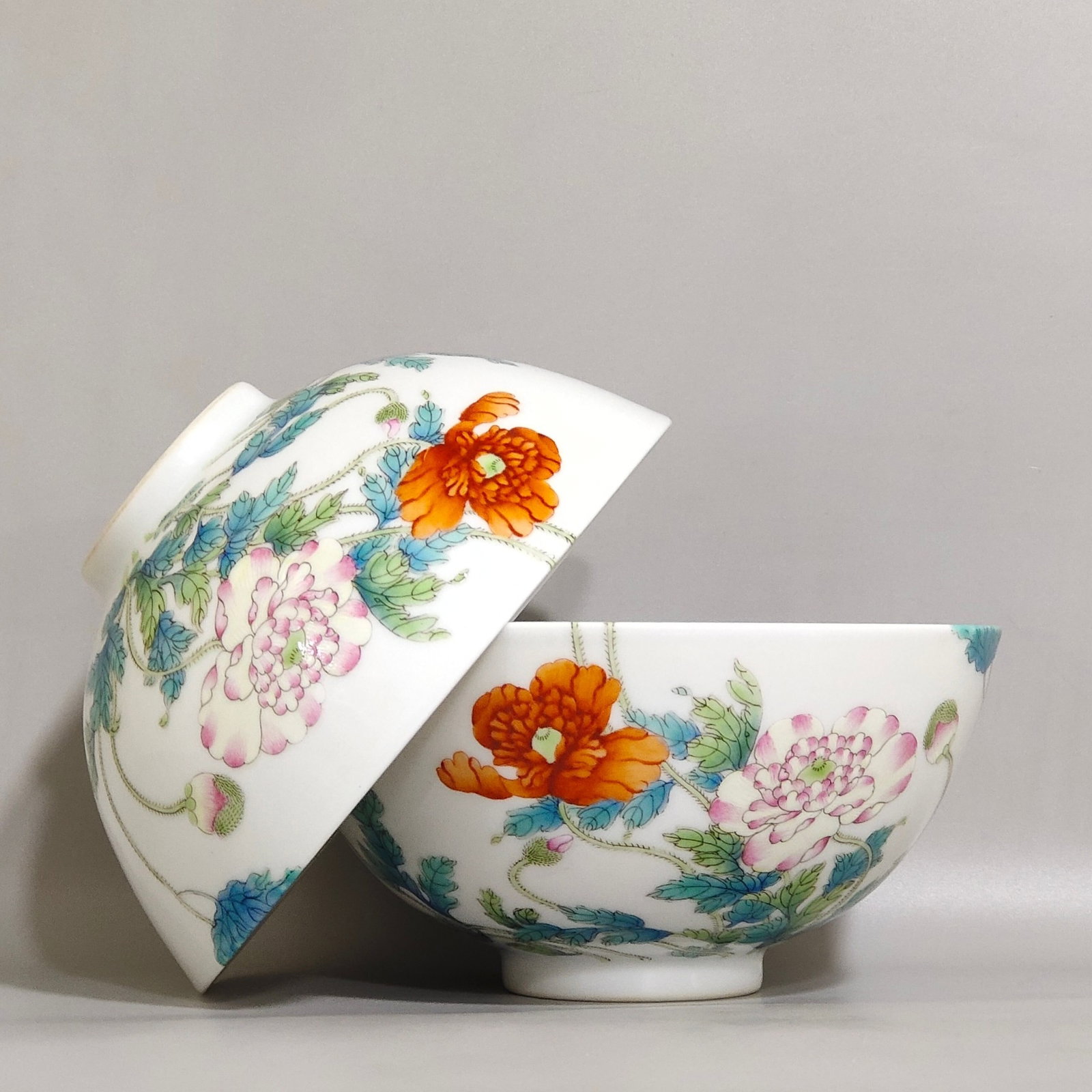 A Pair of Exquisite Famille-Rose Flower Pattern Bowls: A Pair of Exquisite Famille-Rose Flower Pattern Bowls,Qing Dynasty,China,Yongzheng Six-character Mark,Size:2.7inx5.4in