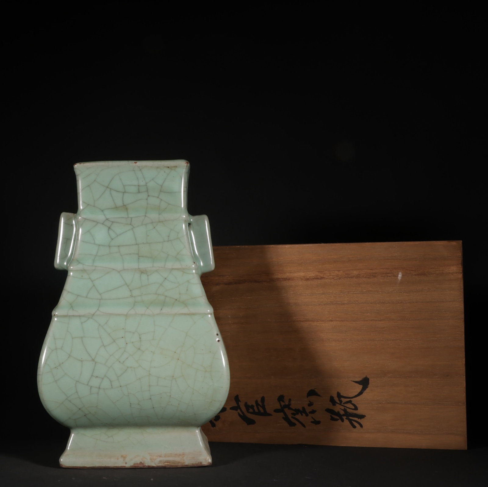 An Exquisite Guan yao Celadon Glazed Double-Ears Vase: An Exquisite Guan yao Celadon Glazed Double-Ears Vase,Song Dynasty,China,Size:10inx6.1in 官窑青釉双耳瓶,中国宋代
