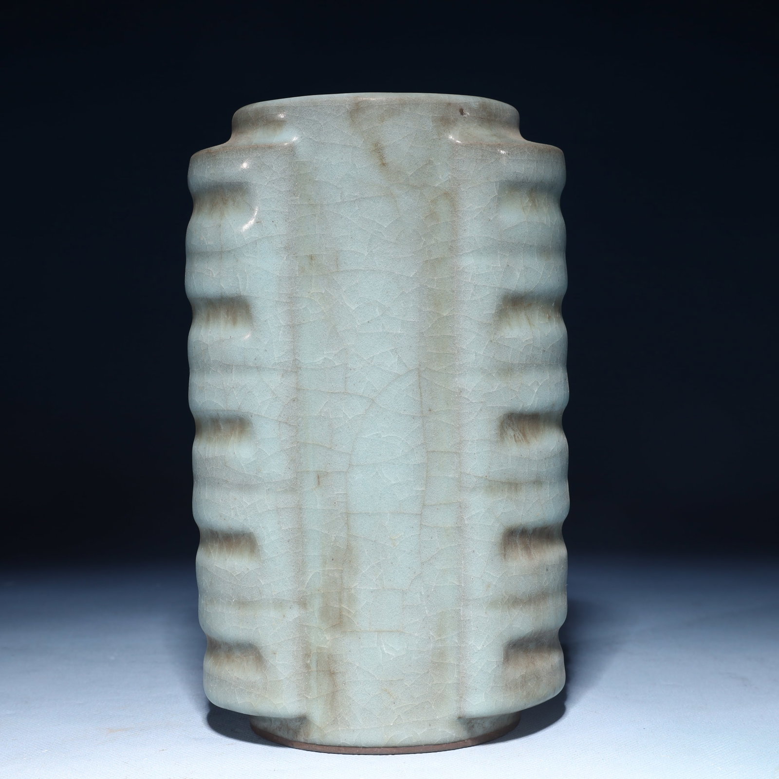 An Exquisite Ruyi: An Exquisite Guan Yao Cong Vase,Song Dynasty,China,With Mark,Size:5.1inx3.1inx8.7in,Weight:1050g 如意,中国宋代,带款