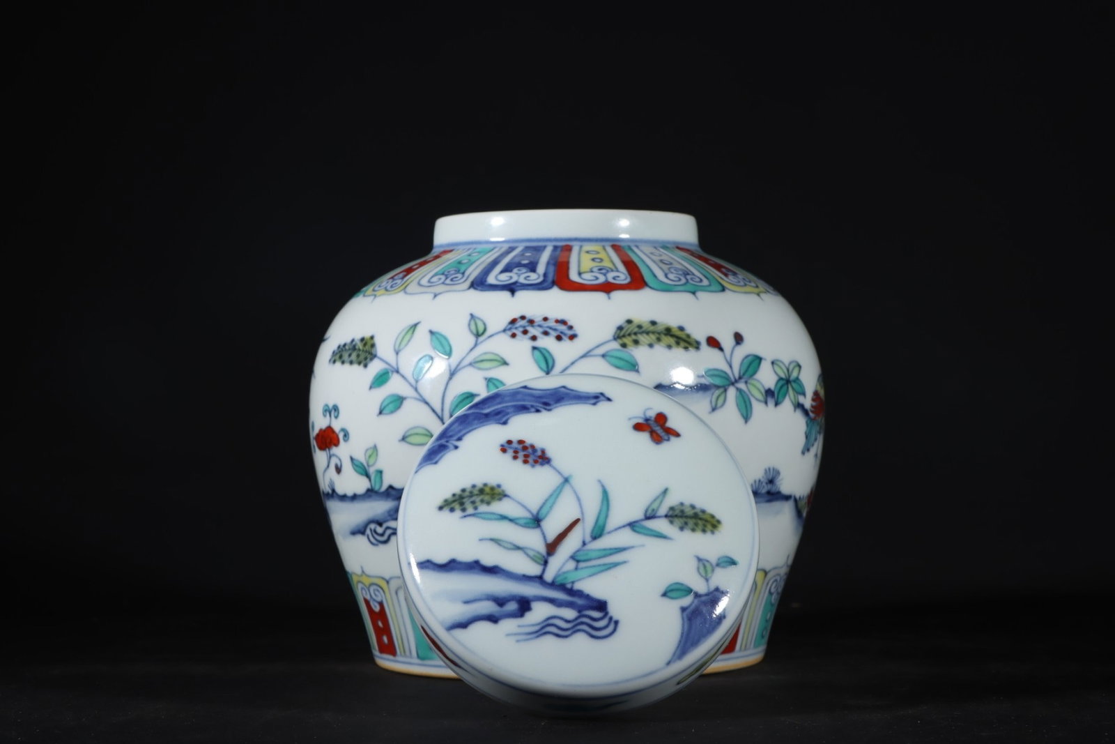An Exquisite Doucai Flower and Crane Pattern Jar - 7