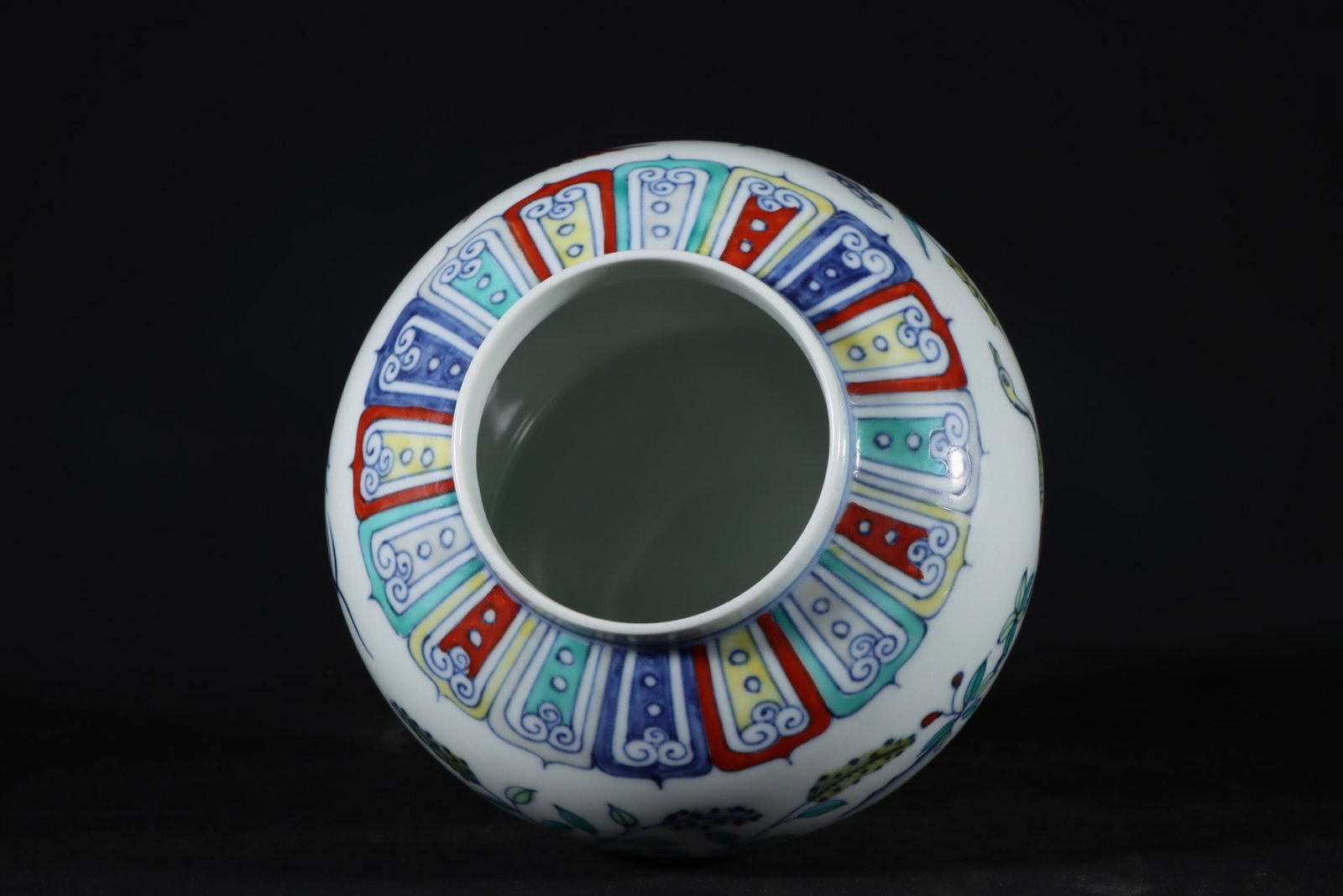 An Exquisite Doucai Flower and Crane Pattern Jar - 8