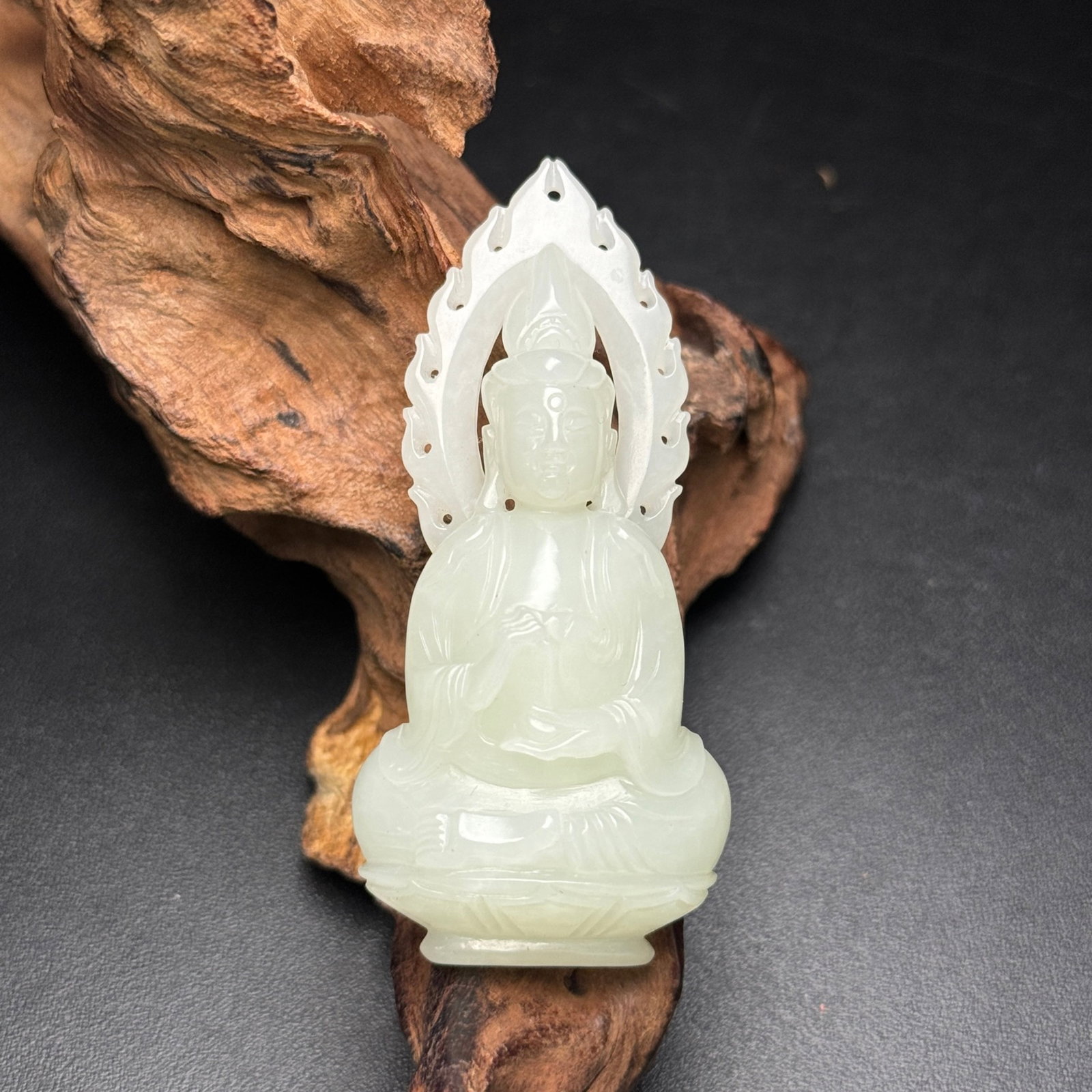 An Exquisite White Jade Statue of Avalokitesvara Ornament: An Exquisite White Jade Statue of Avalokitesvara Ornament,Qing Dynasty,China,Size:2.7inx1.3inx0.6in,Weight:32g 白玉观音像摆件,中国清代
