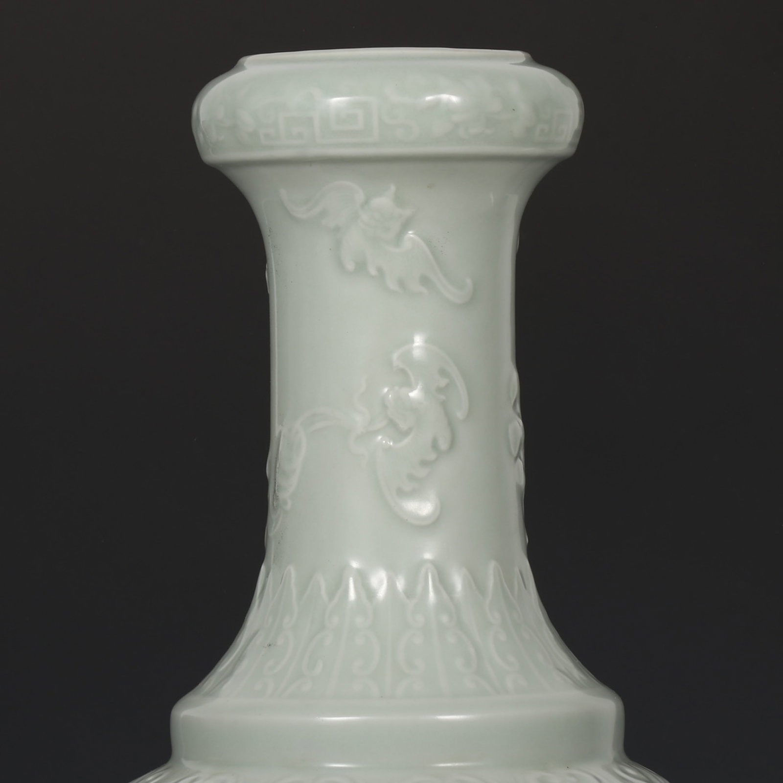 A Rare Celadon Glazed Auspicious Cloud and Dragon Pattern Vase - 2