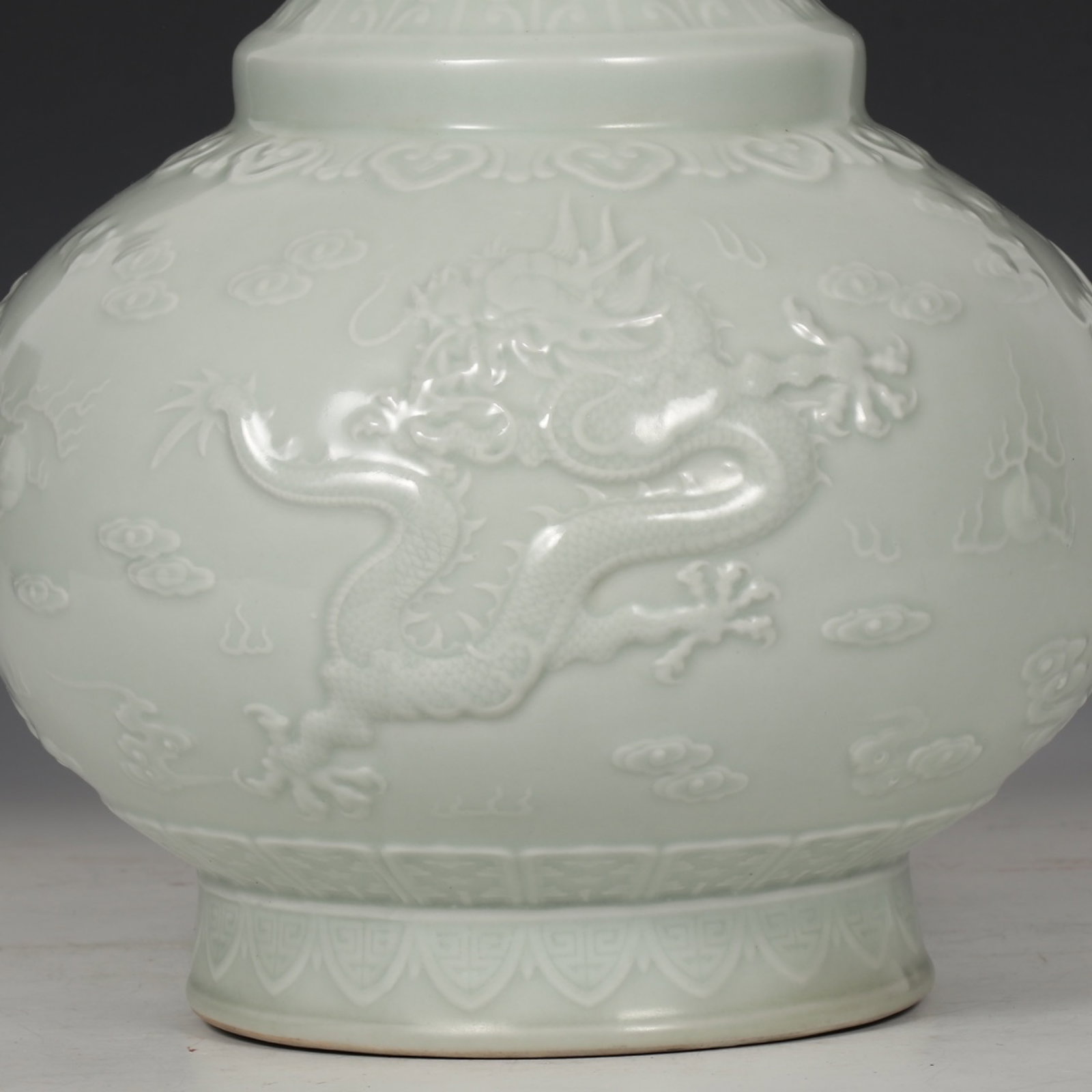 A Rare Celadon Glazed Auspicious Cloud and Dragon Pattern Vase - 3