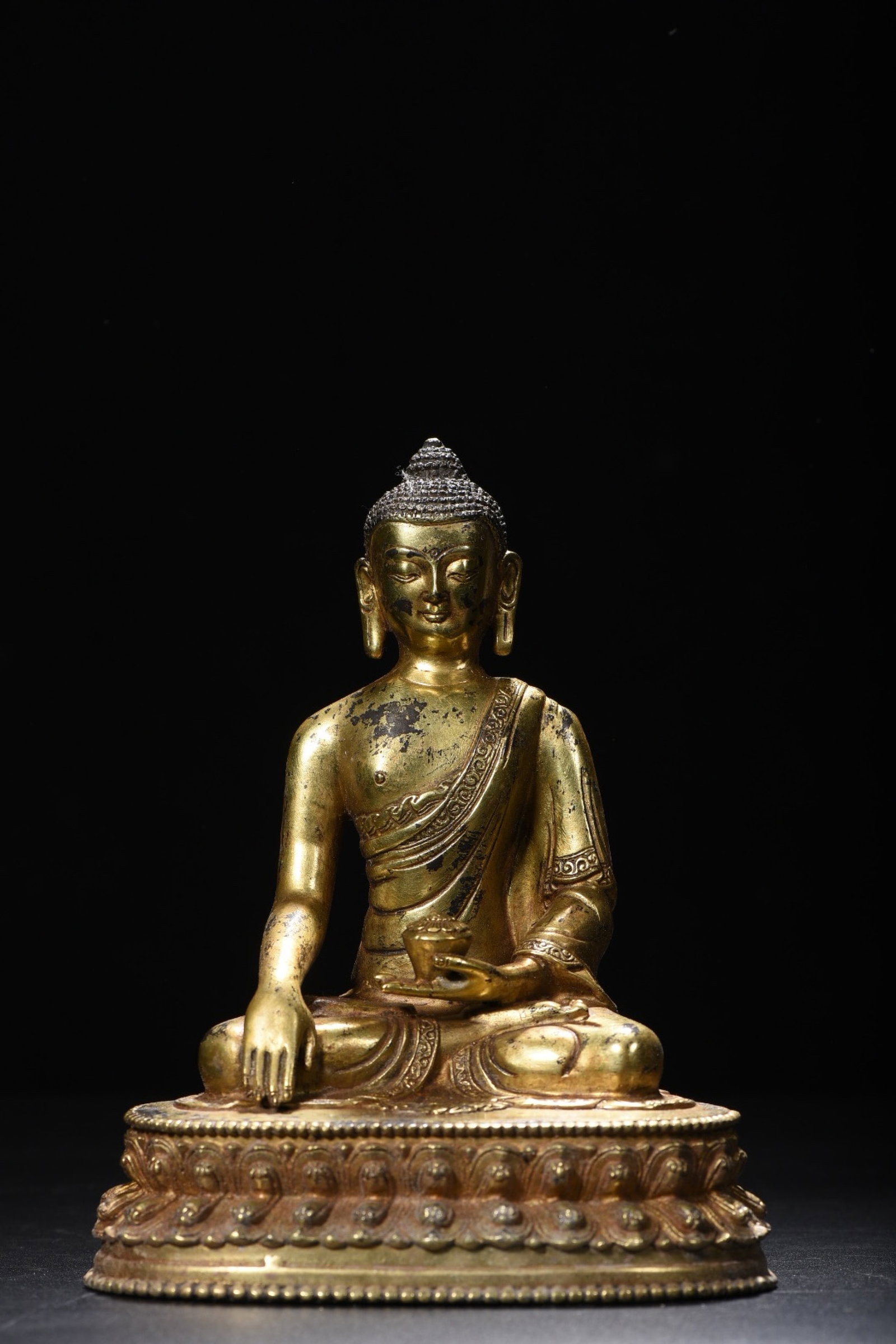 A Solemn Bronze Statue of Sakyamuni: A Solemn Bronze Statue of Sakyamuni,Qing Dynasty,China,Size:7.9inx6.3inx4.3in,Weight:1375g 铜释迦摩尼像,中国清代