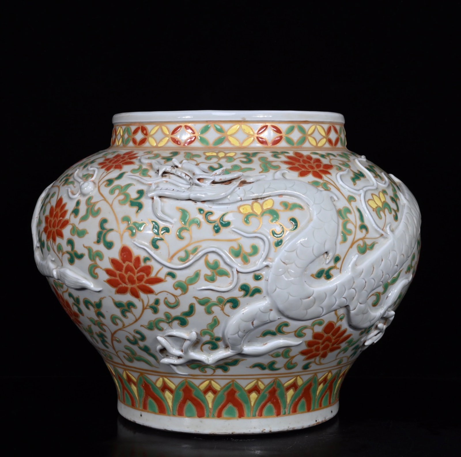 An Exquisite Famille-Rose Flower Pattern and Dragon Pattern Jar: An Exquisite Famille-Rose Flower Pattern and Dragon Pattern Jar,Qing Dynasty,China,Size:11inx13.4in 粉彩花卉龙纹罐,中国清代