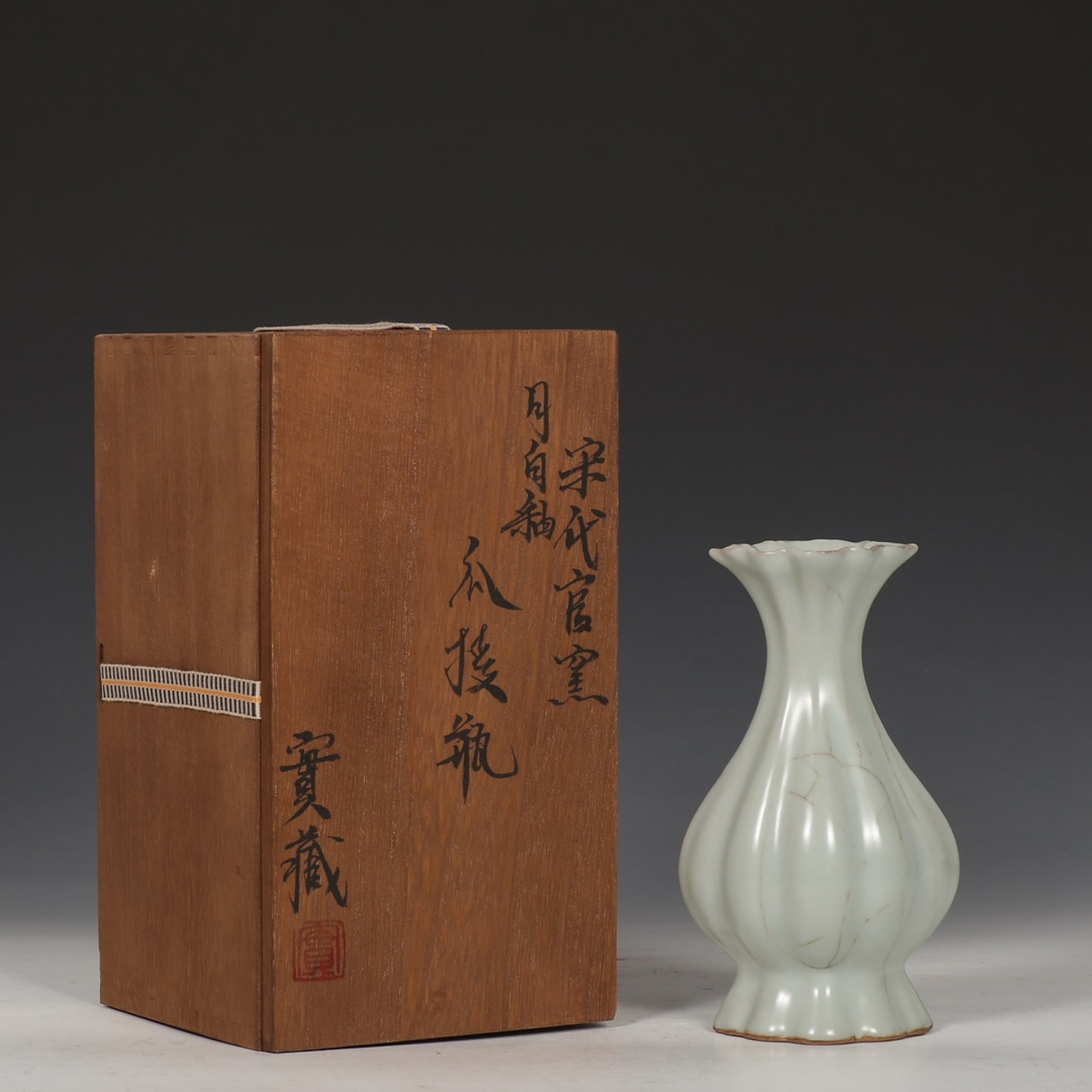 An Exquisite Guan yao White Glazed Vase: An Exquisite Guan yao White Glazed Vase,Song Dynasty,China,Size:6.9inx4.1in 官窑白釉瓶,中国宋代