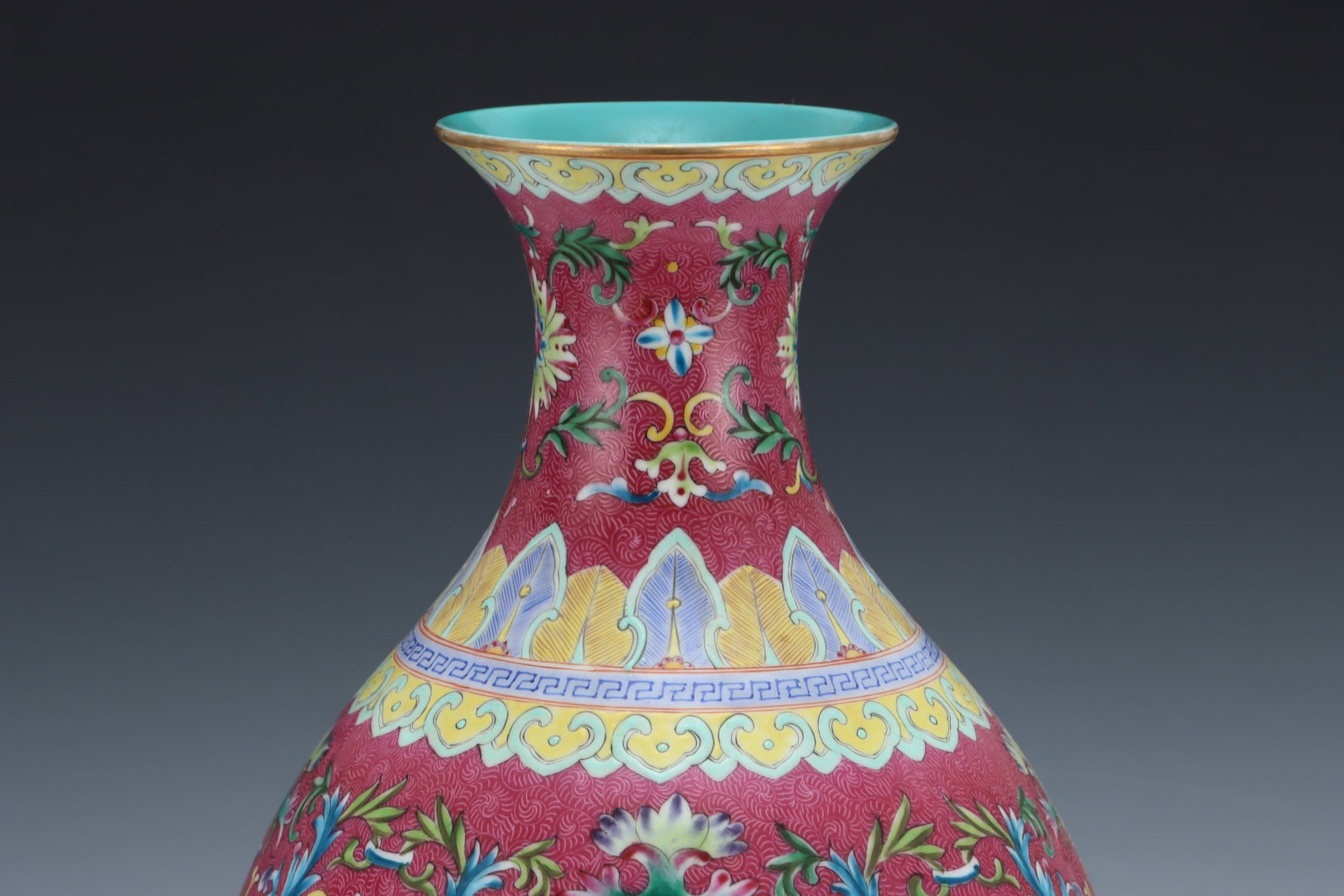A Huge Enamel Ruby Red-Glazed Lotus Pattern Vase - 4