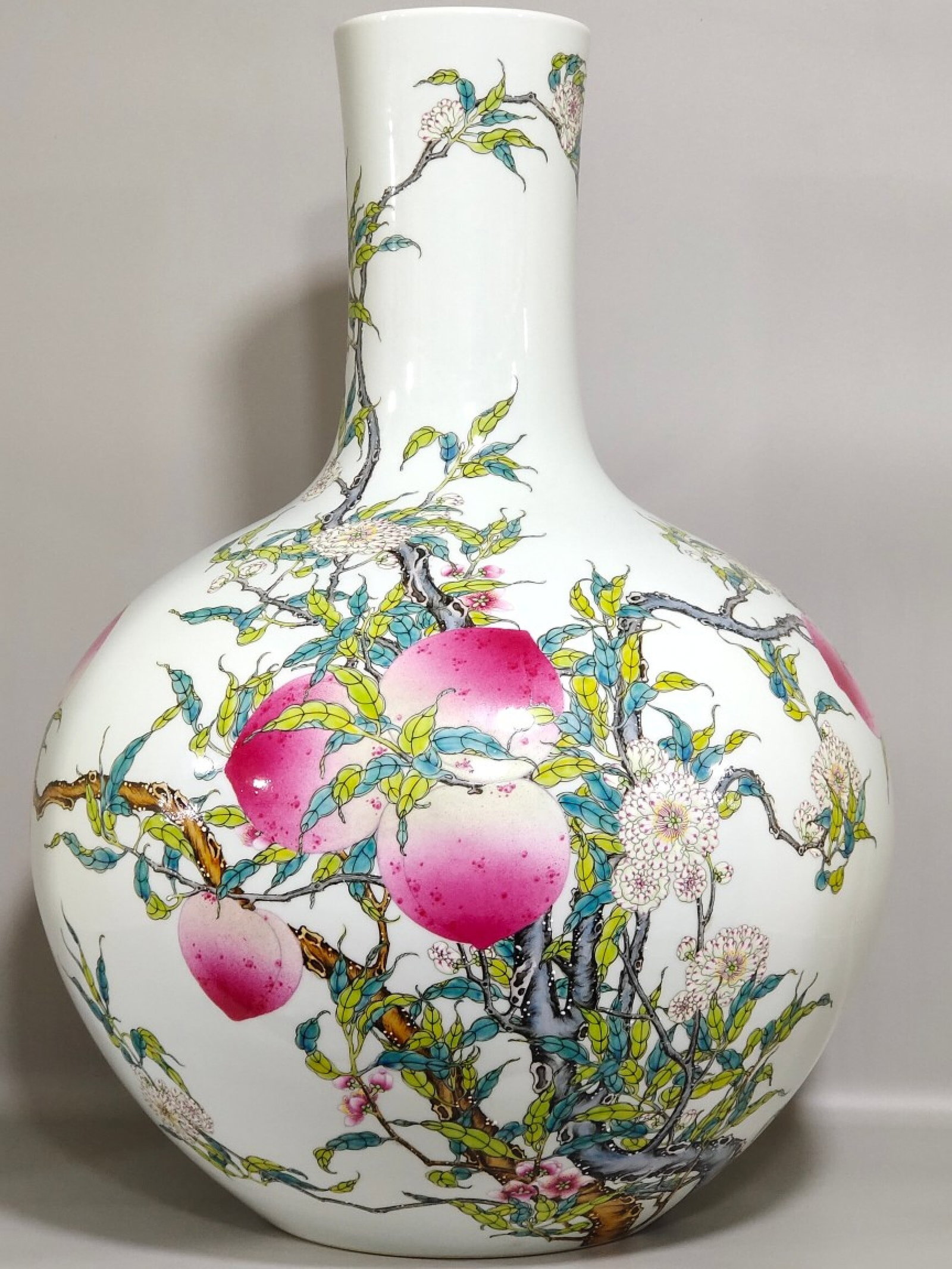 A Huge Famille-Rose Bats and Peach Pattern Vase: A Huge Famille-Rose Bats and Peach Pattern Vase,Qing Dynasty,China,Qianlong Six-character Mark,Size:21.7inx15in 粉彩蝙蝠桃子纹瓶,中国清