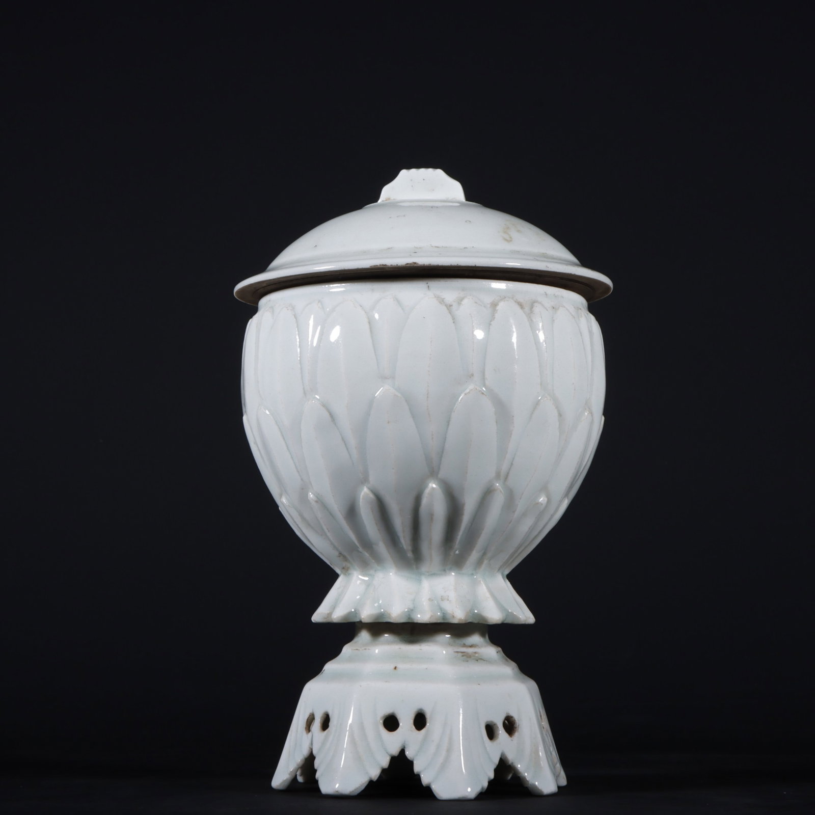 An Exquisite Hutian yao Lotus Jar: An Exquisite Hutian yao Lotus Jar,Song Dynasty,China,Size:6.3inx3.9in 湖田窑莲花罐,中国宋代