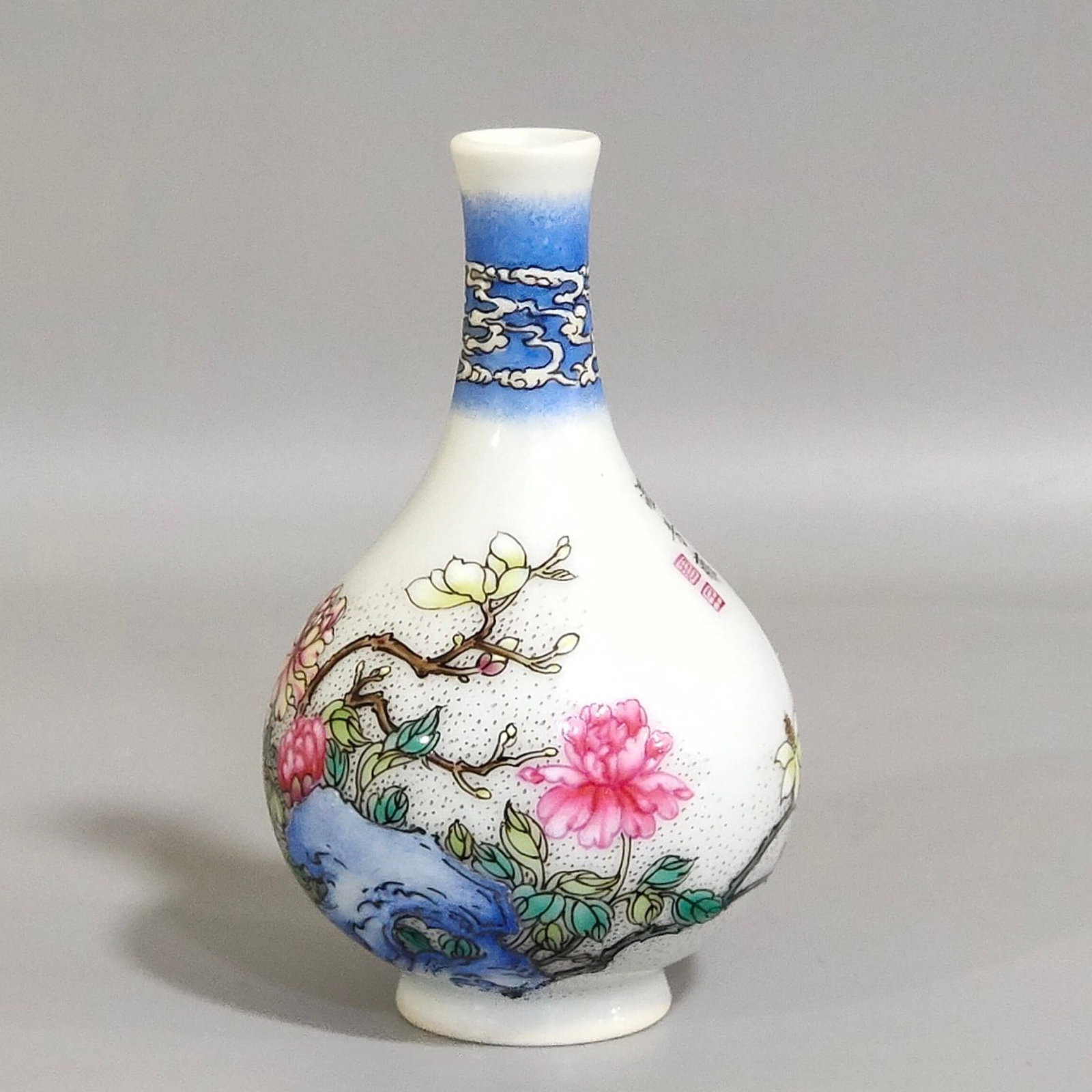 An Exquisite Famille-Rose Flower Pattern Snuff Bottle,with poem (1 of 7)