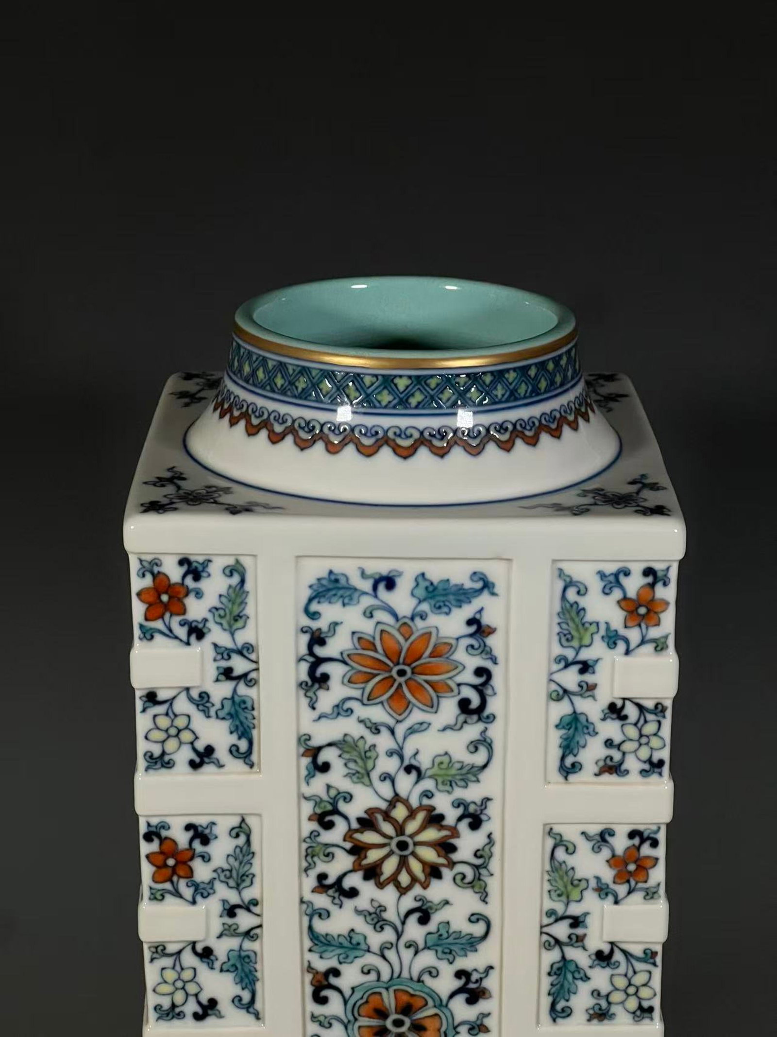 A Rare Doucai Flower Pattern Vase - 5
