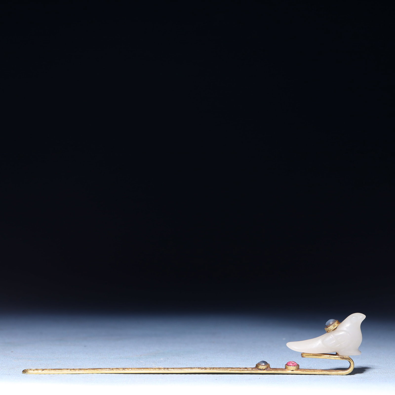 An Exquisite Gilt Silver Inlaid White Jade Hairpin,Inlaid Gems: An Exquisite Gilt Silver Inlaid White Jade Hairpin,Inlaid Gems,Qing Dynasty,China,Size:6.1inx1inx0.2in,Weight:28.5g 银鎏金嵌白玉发簪,嵌宝