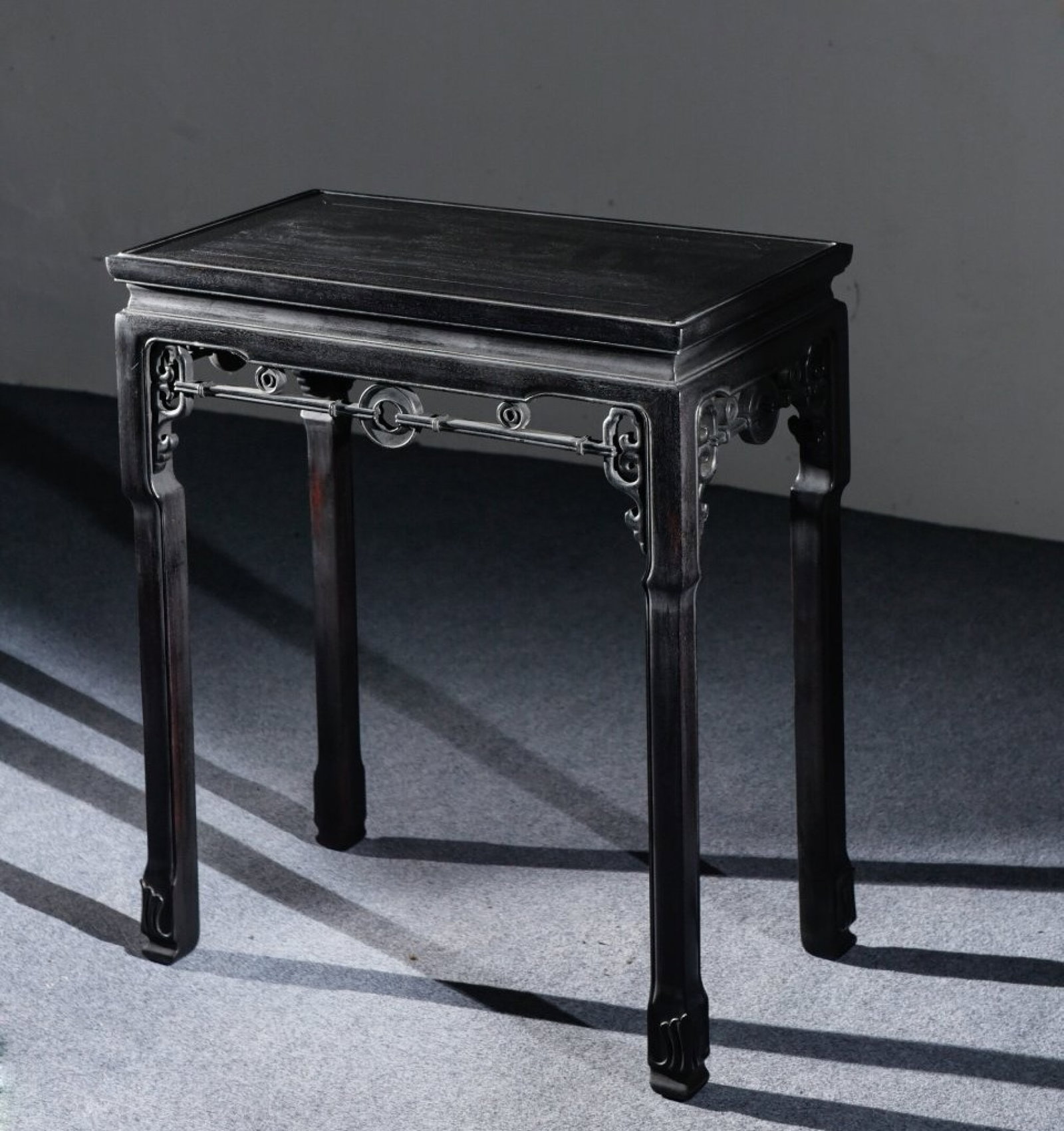 An Exquisite Zitanwood Long Table: An Exquisite Zitanwood Long Table ,Qing Dynasty, China,Size:26.8inx15inx31.9in 紫檀木条案 ,中国清代