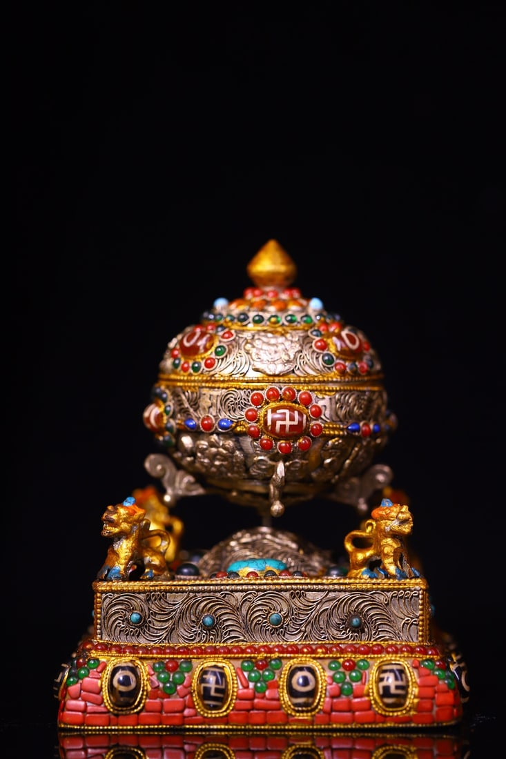 An Exquisite Silver Inlaid Dzi Bead and Gems Auspicious Beast Pattern Ornament: An Exquisite Silver Inlaid Dzi Bead and Gems Auspicious Beast Pattern Ornament,Qing Dynasty,China,Size:6.3inx4.7in,Weight:900g 银嵌天珠和宝石瑞兽&