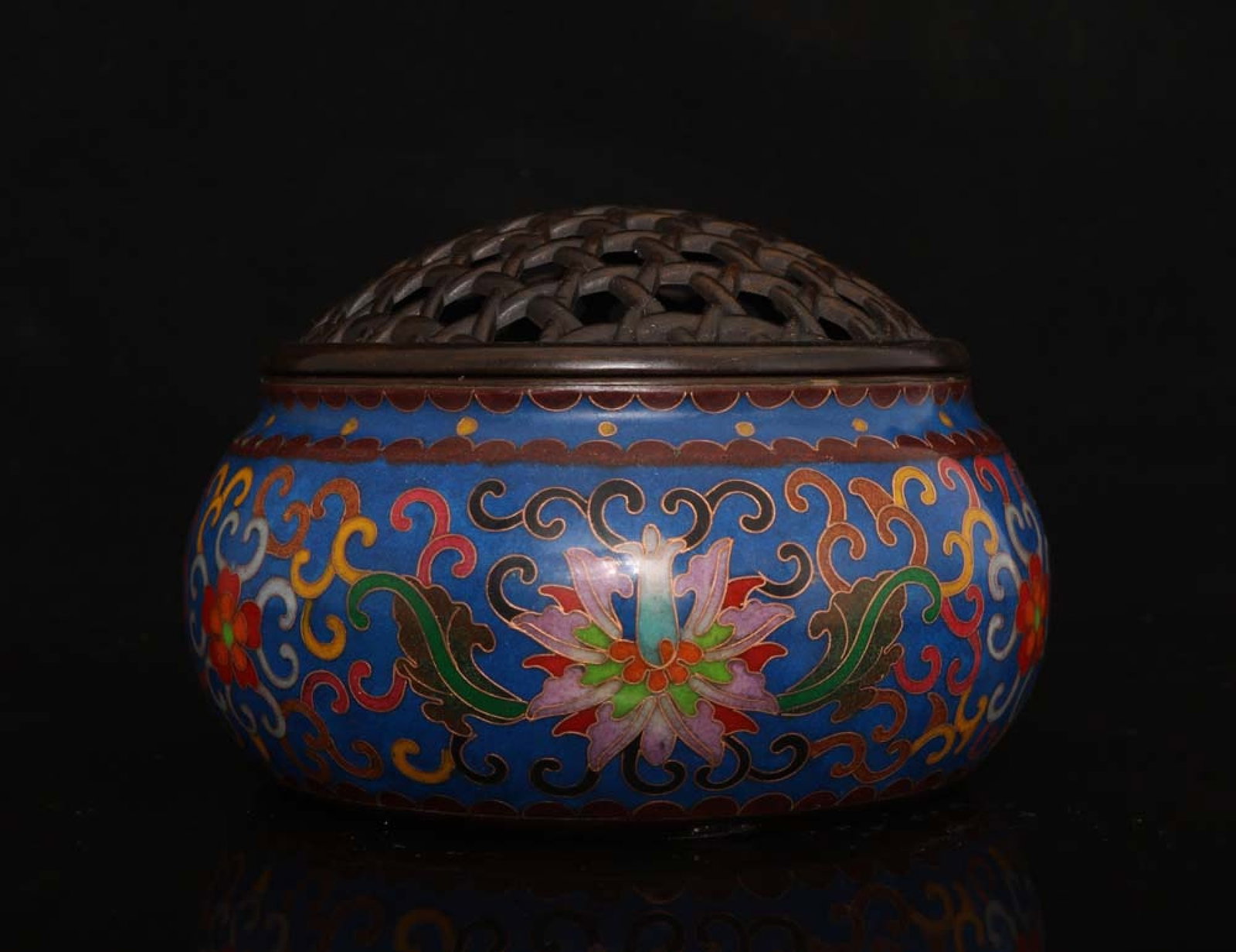 An Exquisite Cloisonne Flower Pattern Censer: An Exquisite Cloisonne Flower Pattern Censer,Qing Dynasty,China,Qianlong Four-Character Mark,Size:4.3inx6.3in,Weight:1320g 景泰蓝花卉纹香炉,中
