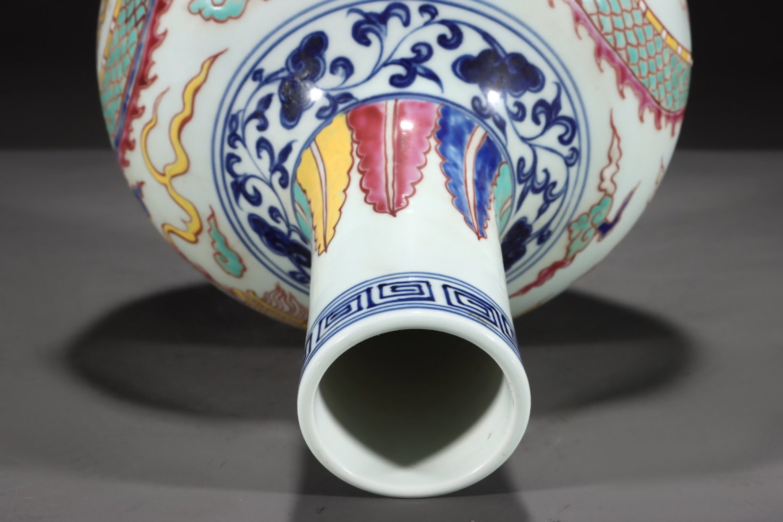 A Rare Wucai Auspicious Cloud and Dragon Pattern Vase - 6