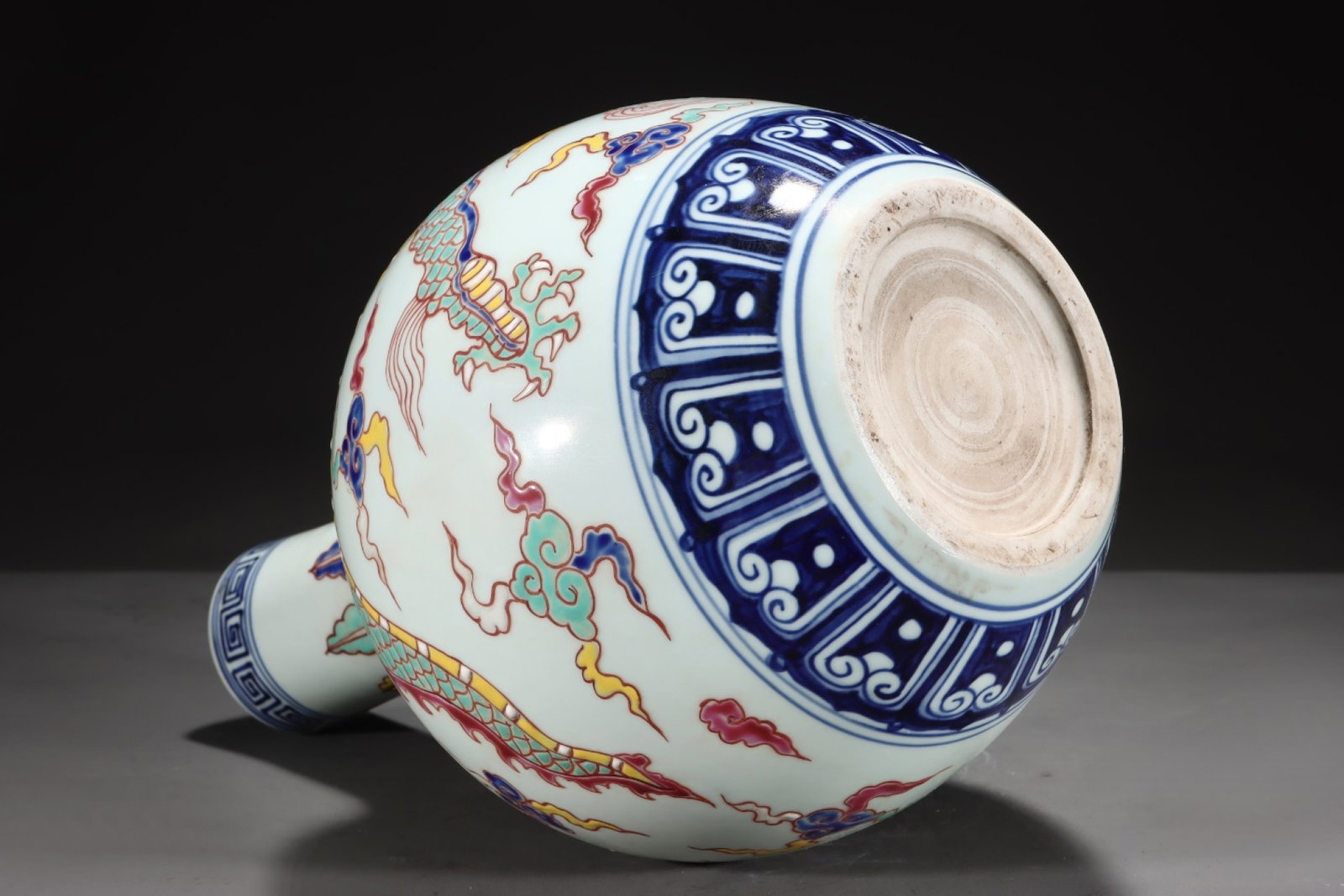 A Rare Wucai Auspicious Cloud and Dragon Pattern Vase - 7
