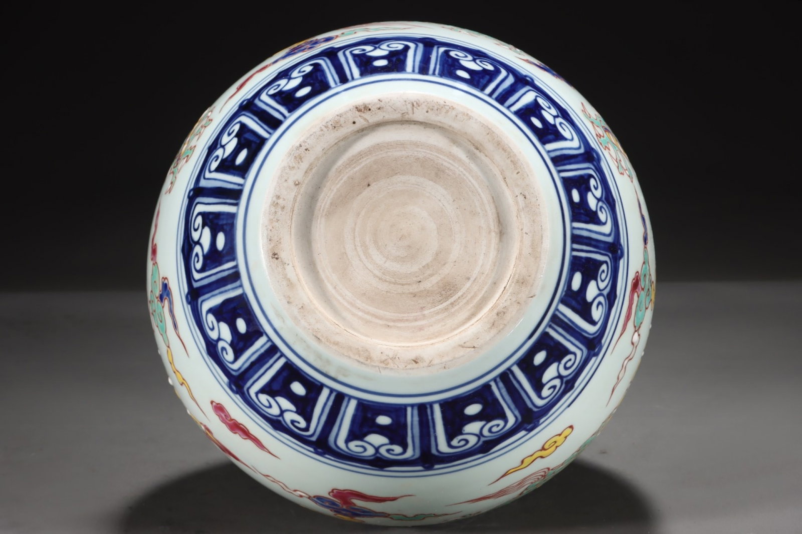 A Rare Wucai Auspicious Cloud and Dragon Pattern Vase - 8