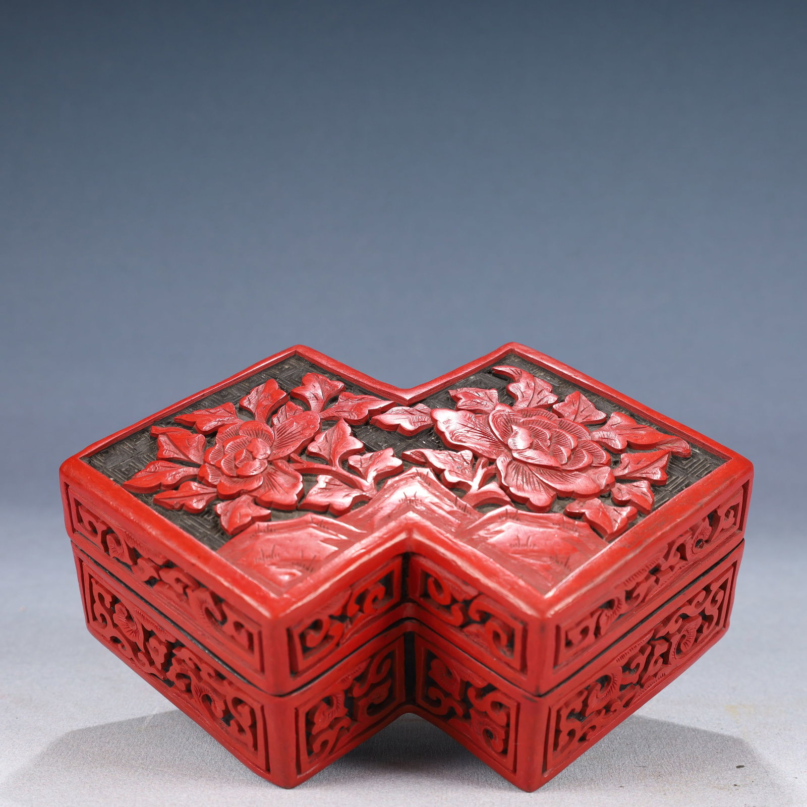 An Exquisite Carved Red Lacquer Flower Pattern Cover Box: An Exquisite Carved Red Lacquer Flower Pattern Cover Box,Qing Dynasty, China,Size:6.7inx4.3inx2.2in,Weight:300g 剔红漆花卉纹盖盒,中国清