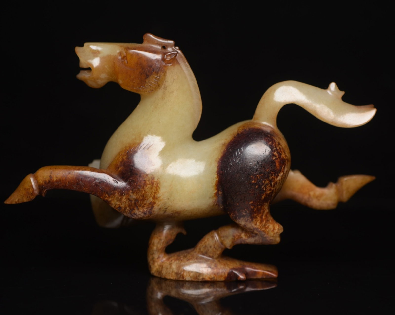 An Exquisite White Jade Horse Ornament: An Exquisite White Jade Horse Ornament,Qing Dynasty,China,Size:5.1inx3.2inx1.2in,Weight:172g 白玉骏马摆件,中国清代