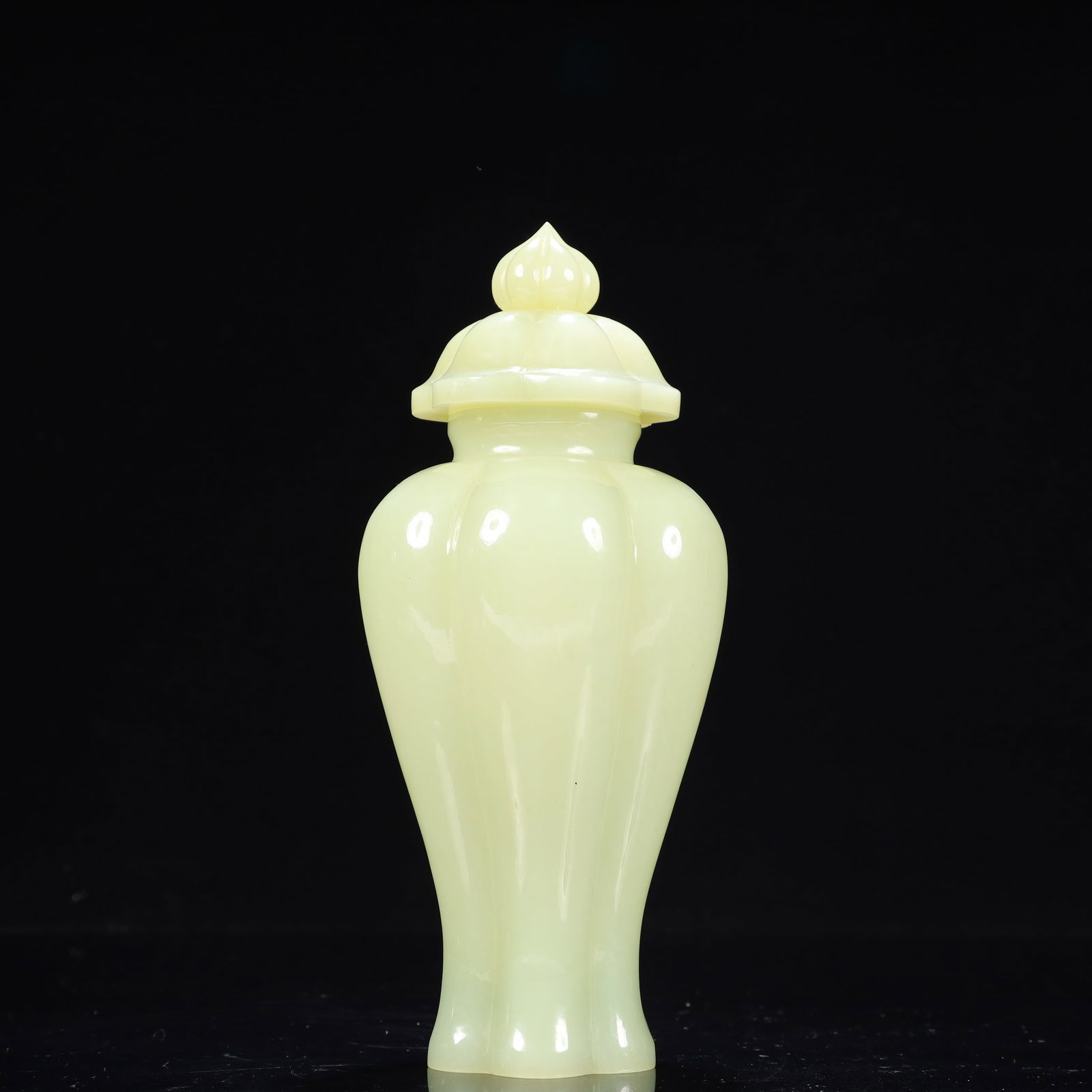 An Exquisite White Jade Flower-Shaped Bottle: An Exquisite White Jade Flower-Shaped Bottle,Qing Dynasty, China,Size:3.1inx7.9in,Weight:500g 白玉花形盖瓶,中国清代